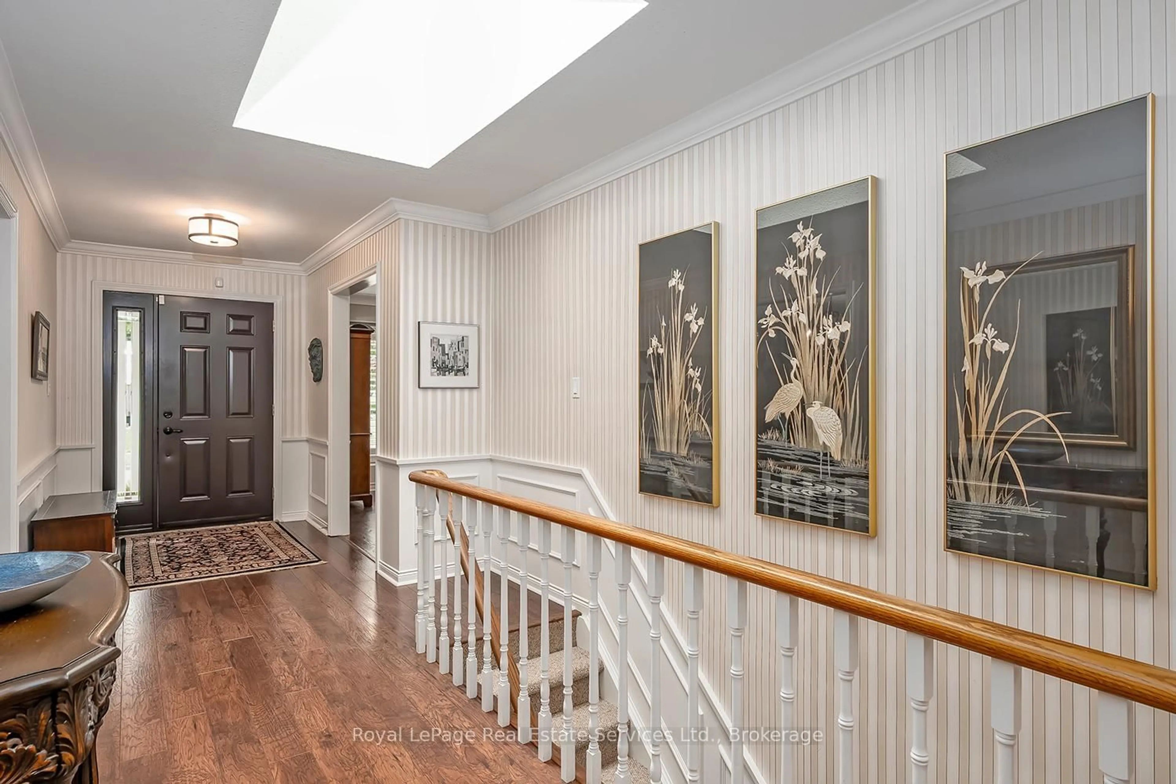 Indoor entryway for 1933 Four Seasons Dr, Burlington Ontario L7P 2Y3