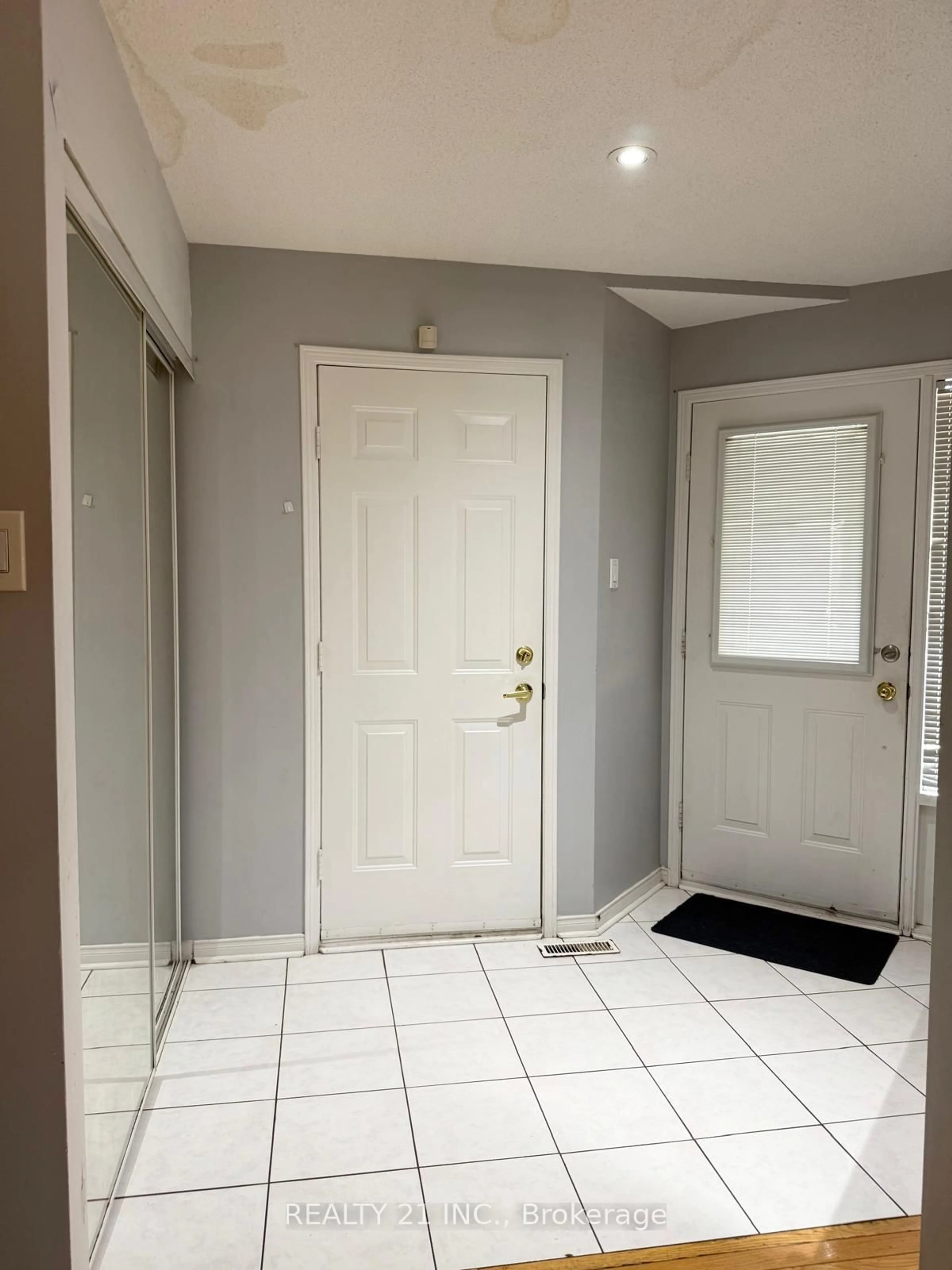 Indoor entryway for 3 Sandyshores Dr, Brampton Ontario L6R 2G9