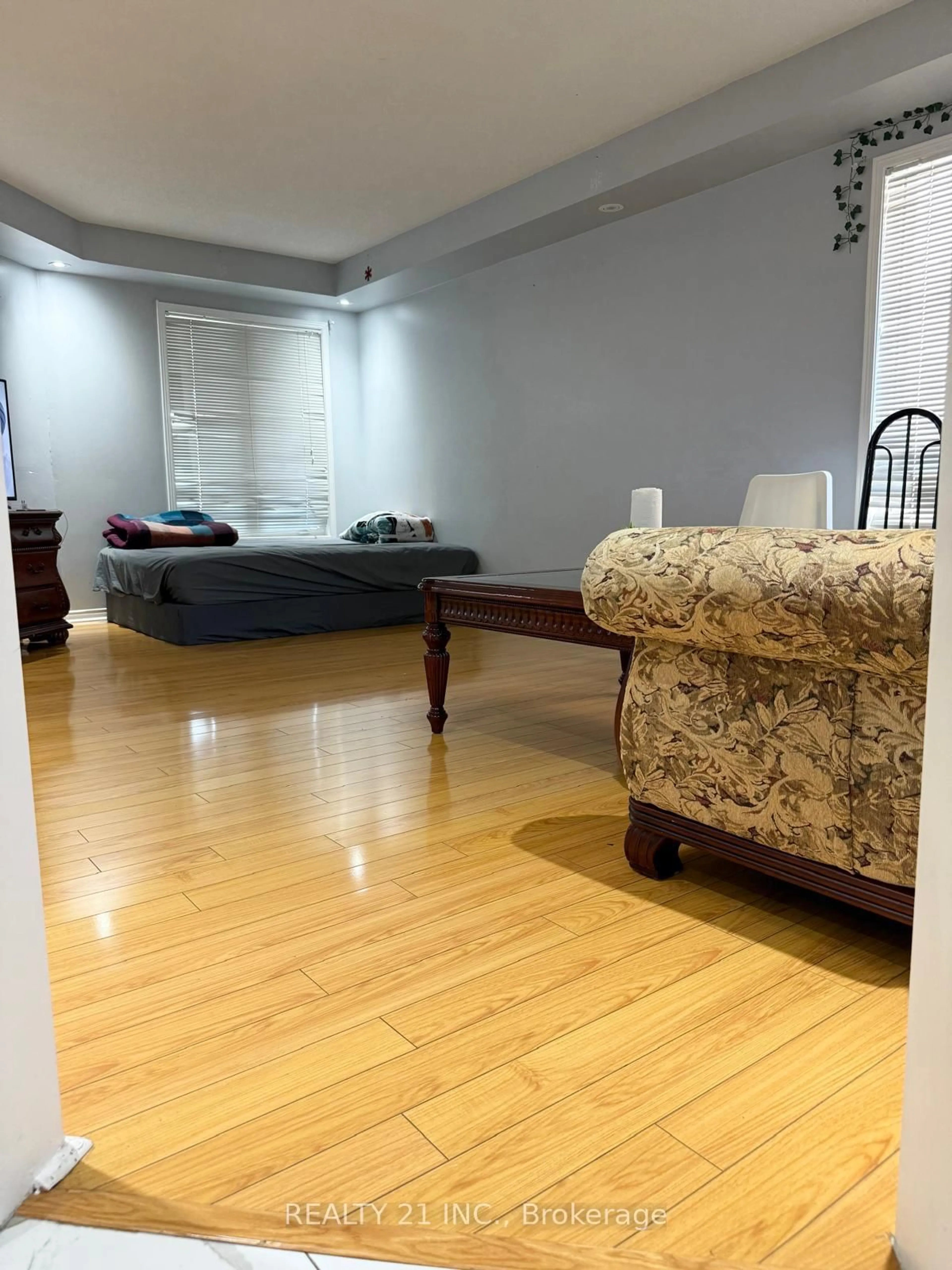 Living room with furniture, unknown for 3 Sandyshores Dr, Brampton Ontario L6R 2G9