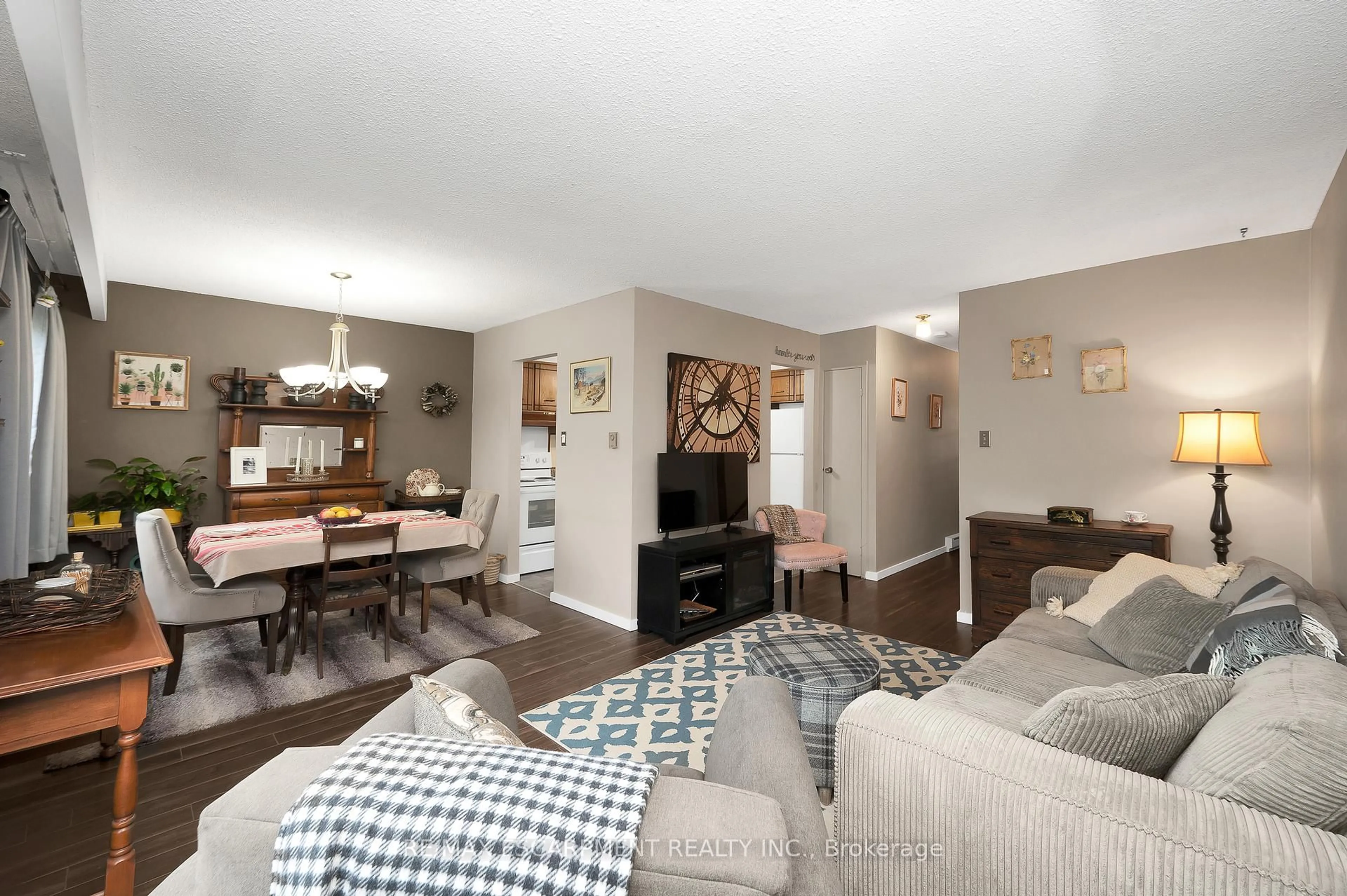 Living room with furniture, unknown for 5017 Pinedale Ave #21, Burlington Ontario L7L 5J6