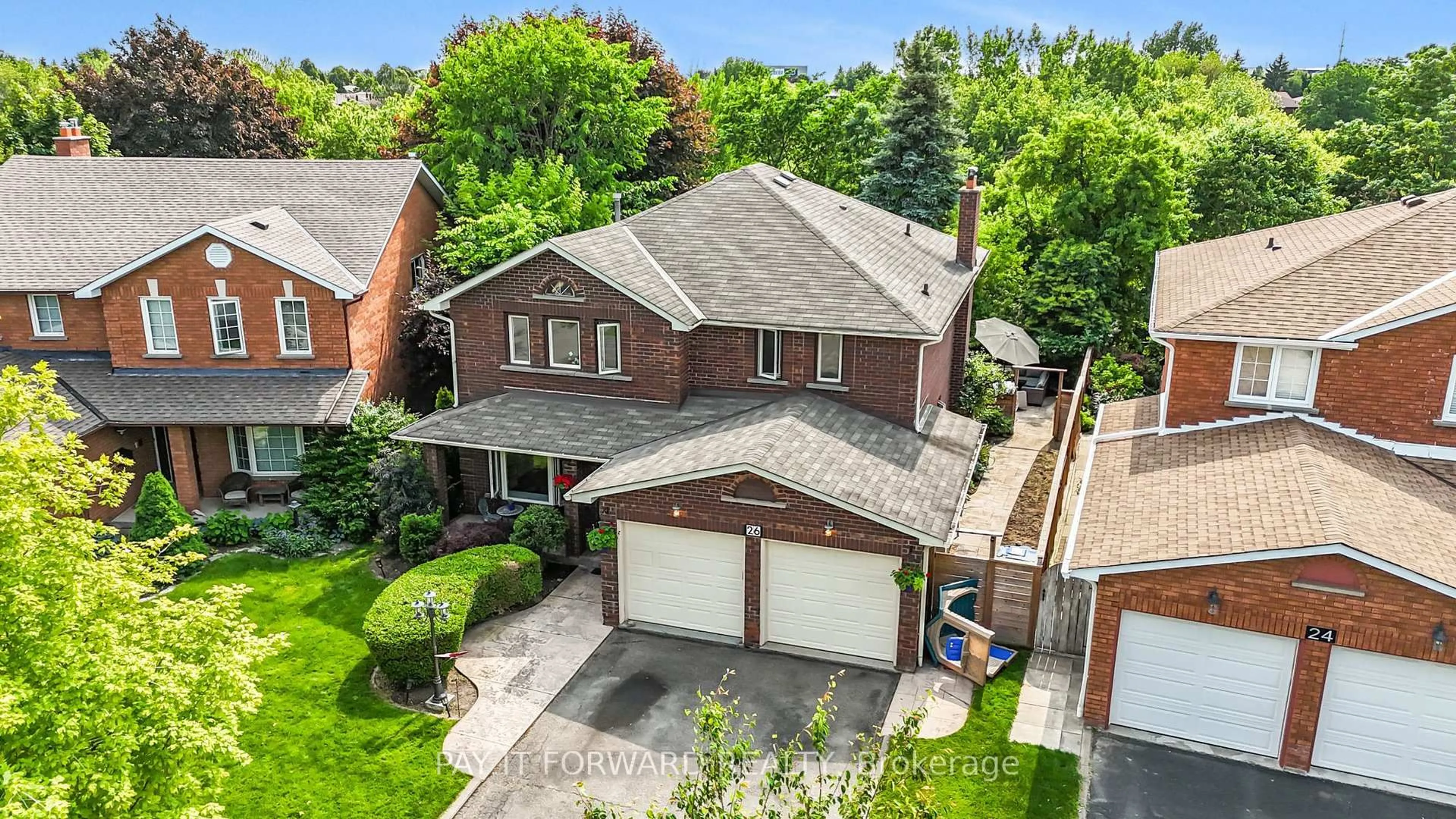 A pic from outside/outdoor area/front of a property/back of a property/a pic from drone, street for 26 Dundalk Cres, Brampton Ontario L6Z 2V2