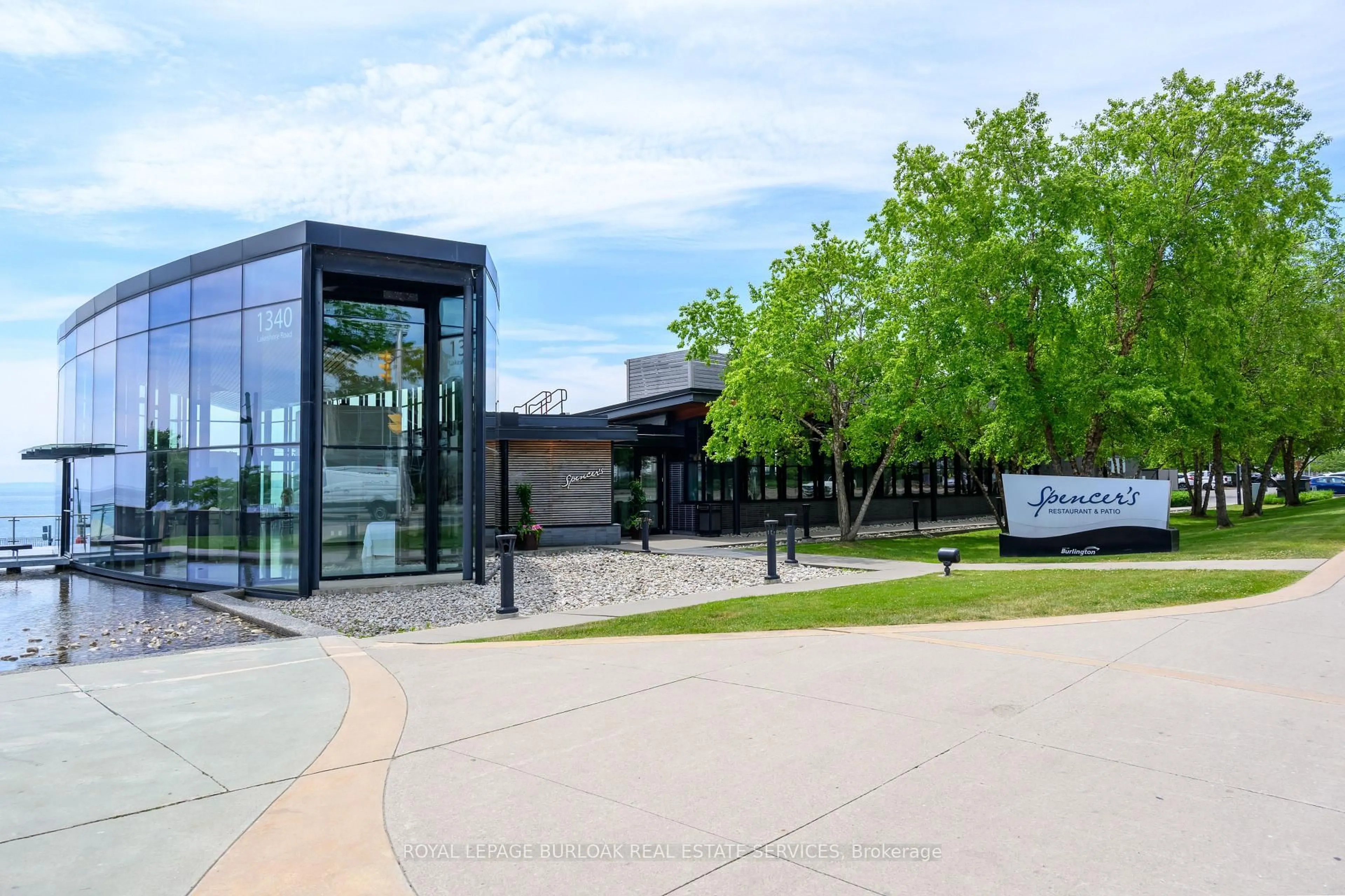 Indoor foyer for 1347 Lakeshore Rd #24, Burlington Ontario L7S 1B1