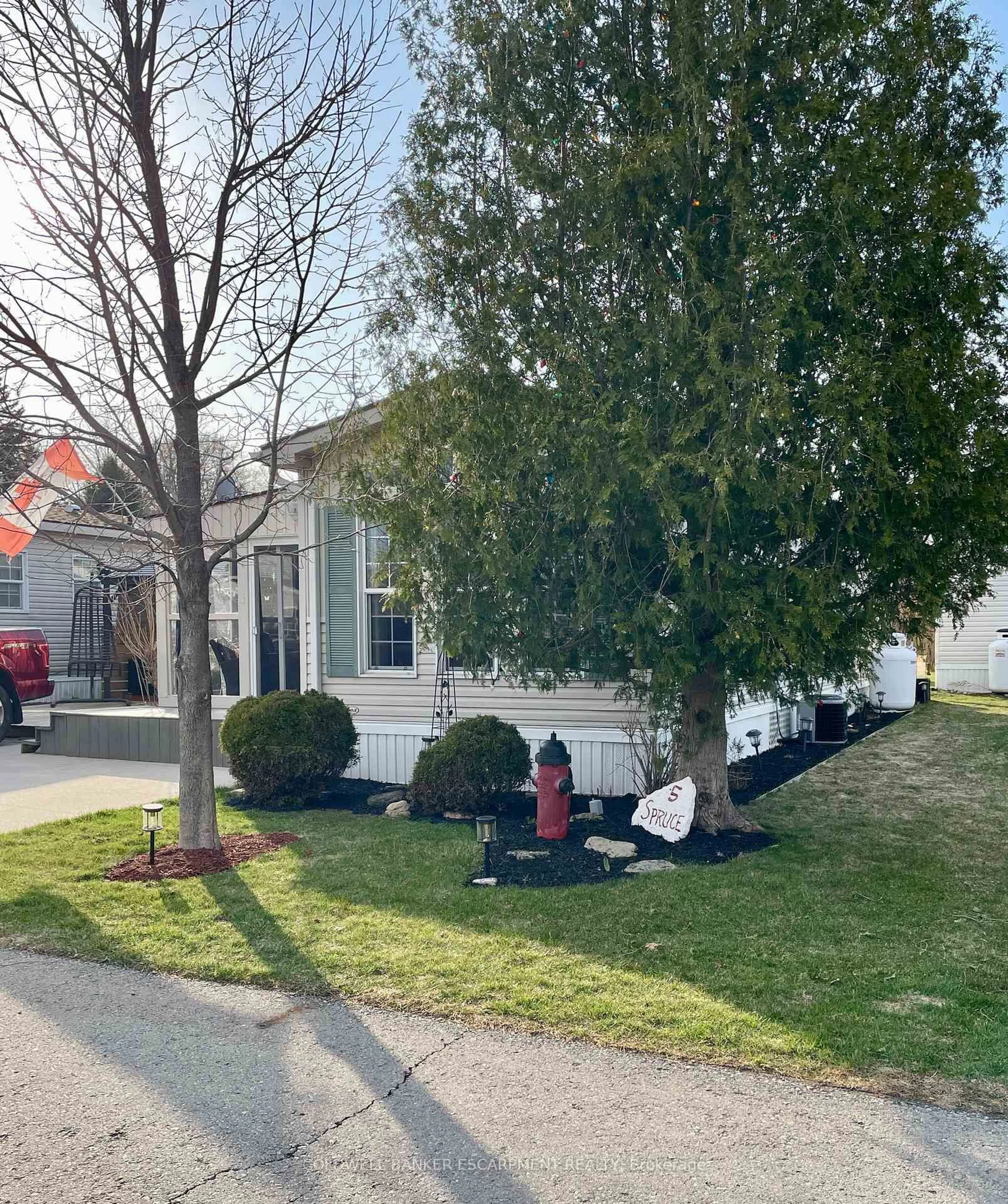 A pic from outside/outdoor area/front of a property/back of a property/a pic from drone, street for 4449 Milburough Line #5 Spruce, Burlington Ontario L7P 0P5