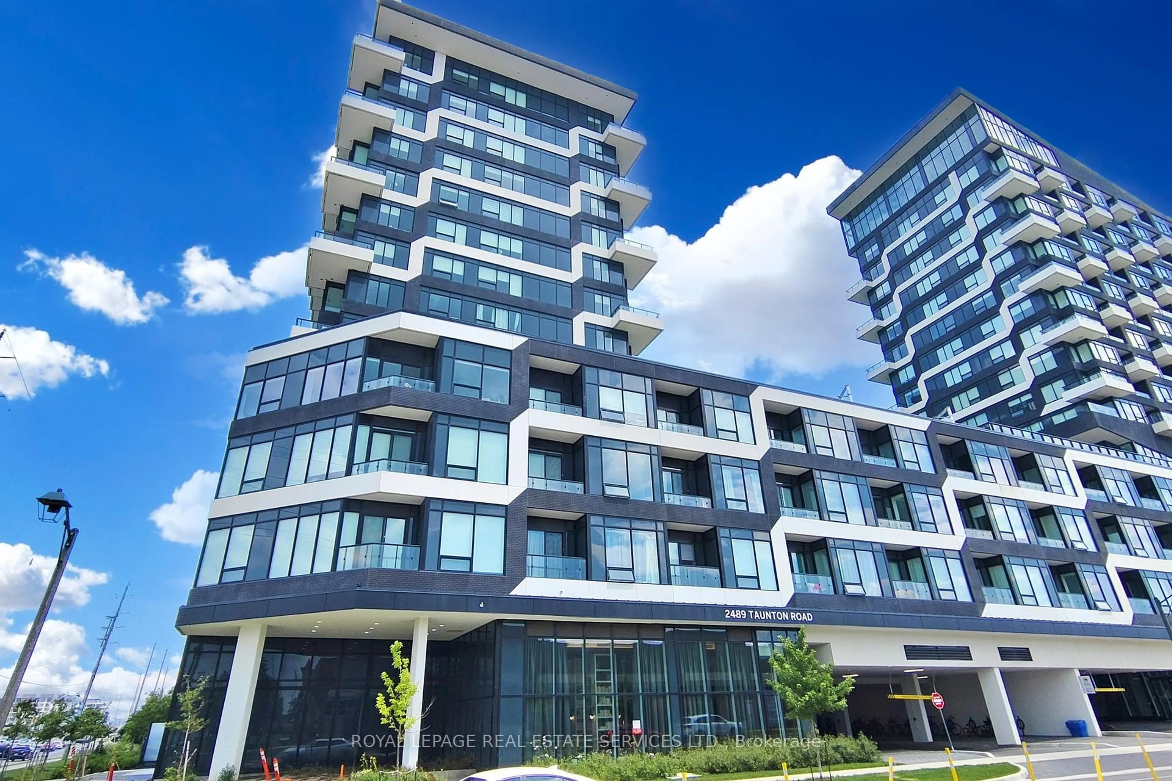 Patio, building for 2489 Taunton Rd #1117, Oakville Ontario L6H 3R9