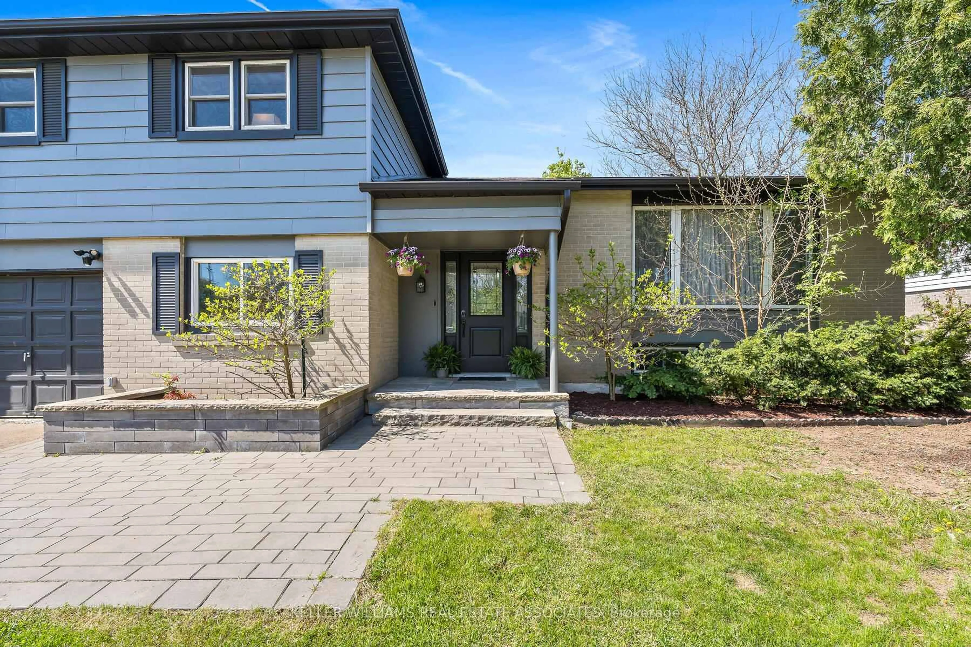 Home with brick exterior material, street for 102 Moore Park Cres, Halton Hills Ontario L7G 2T4