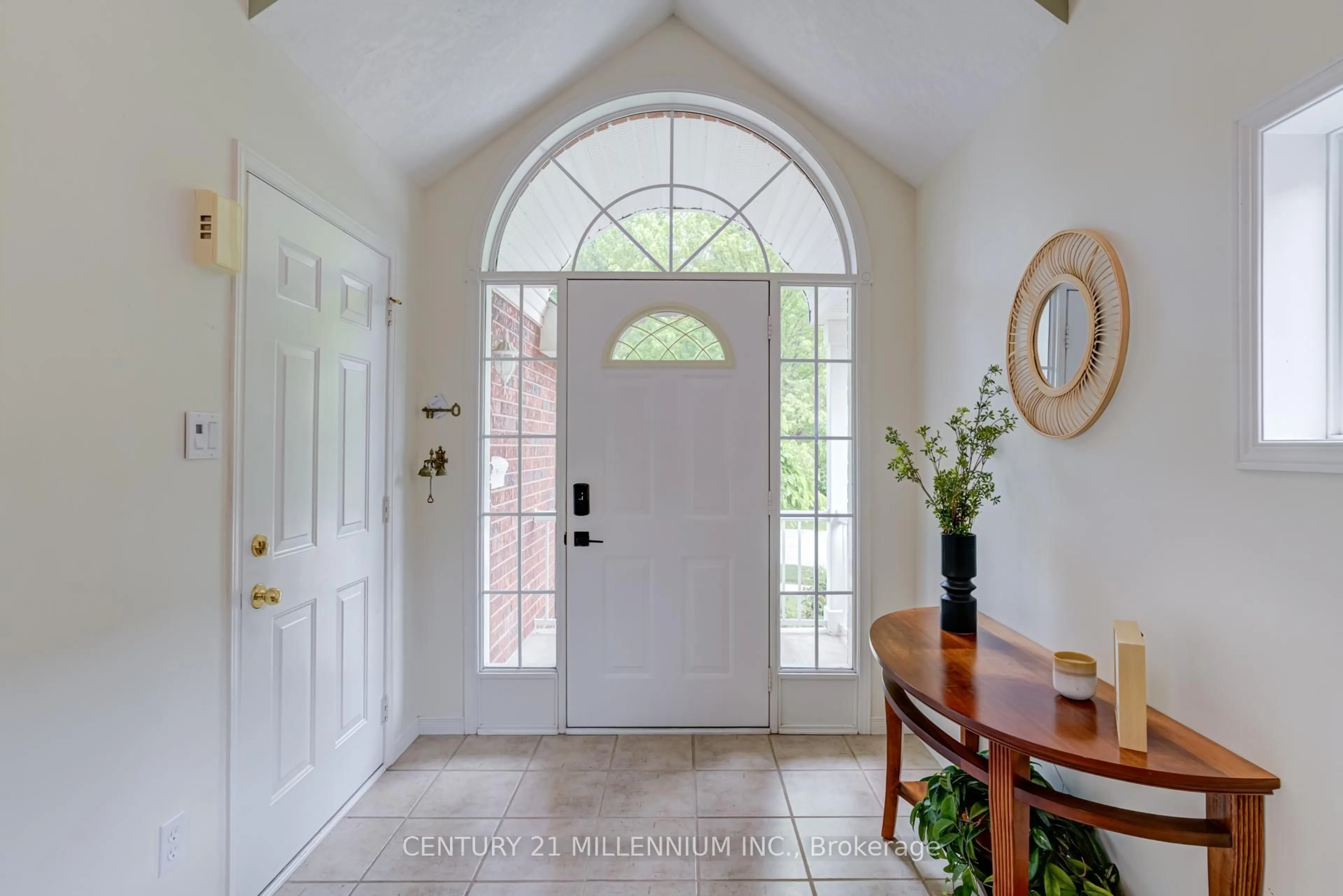 Indoor entryway for 72 Abbey Rd, Orangeville Ontario L9W 5E4
