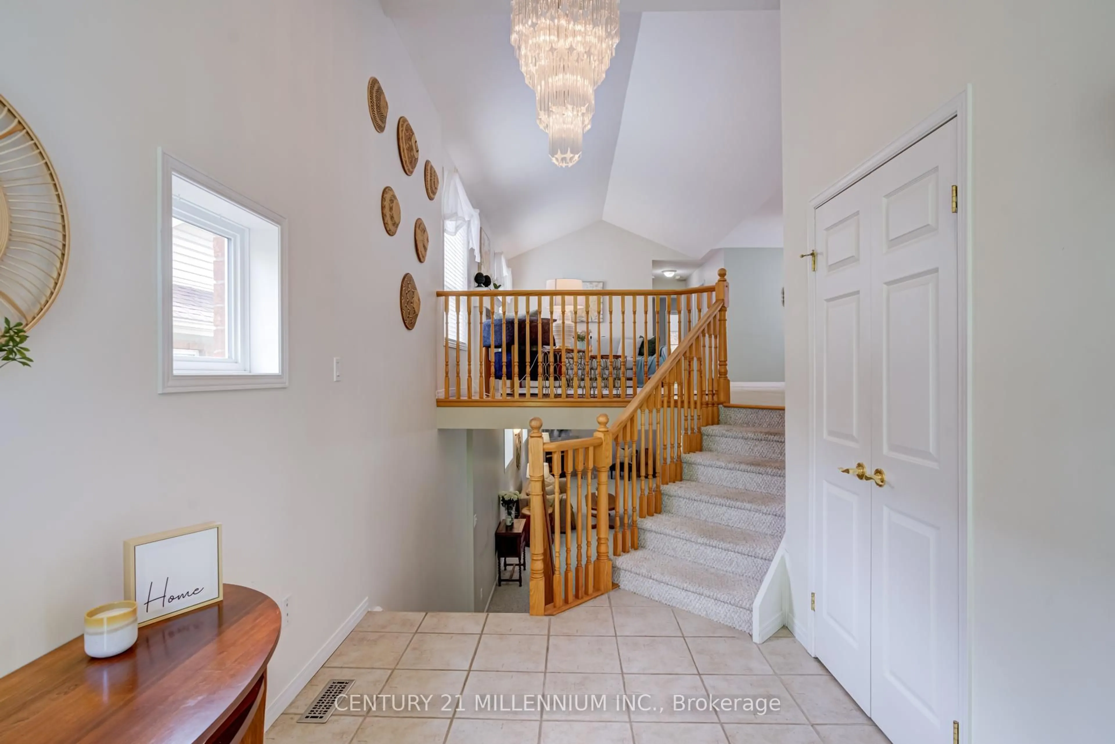 Indoor foyer for 72 Abbey Rd, Orangeville Ontario L9W 5E4