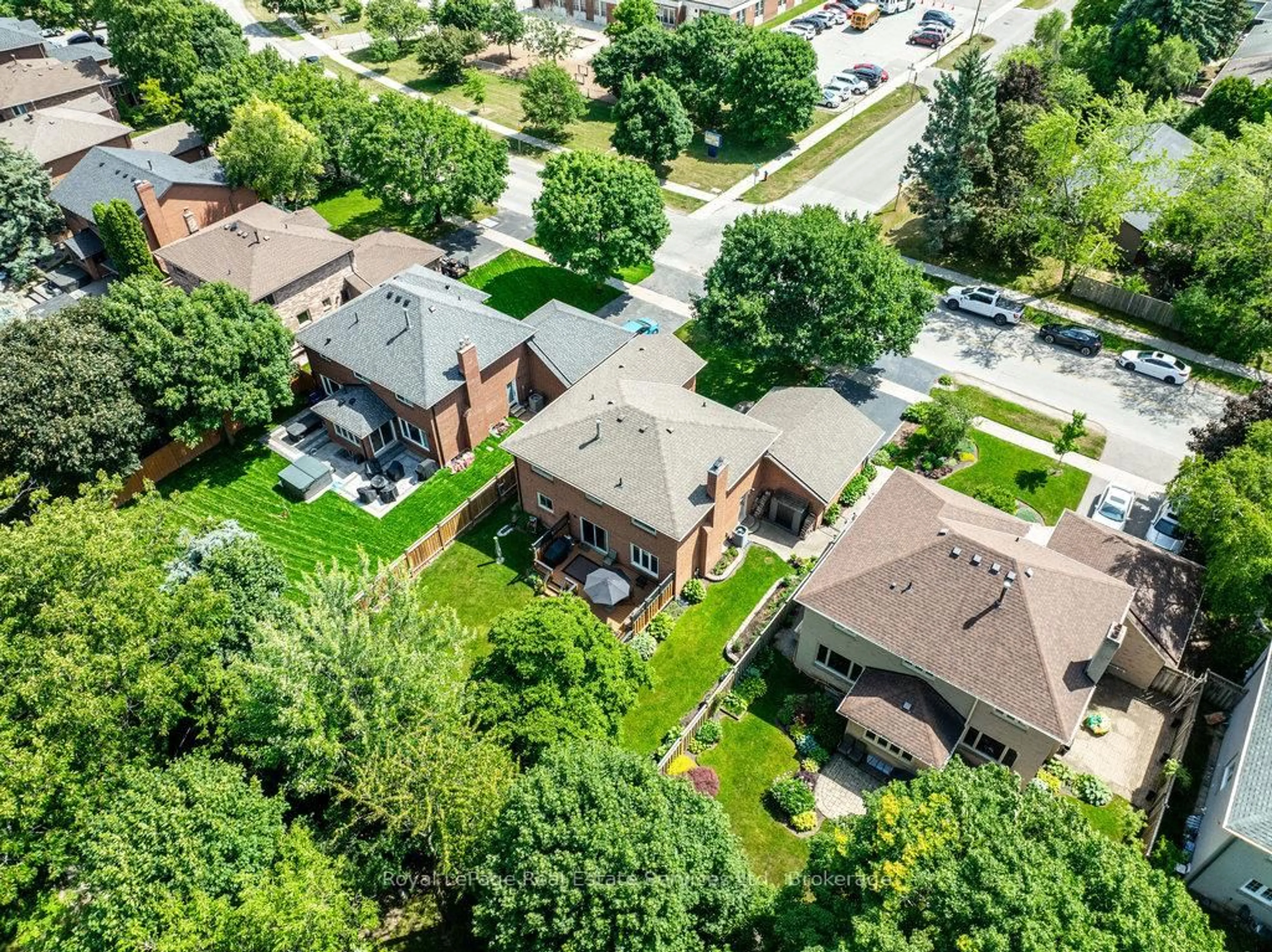 A pic from outside/outdoor area/front of a property/back of a property/a pic from drone, city buildings view from balcony for 1343 Grosvenor St, Oakville Ontario L6H 3L4