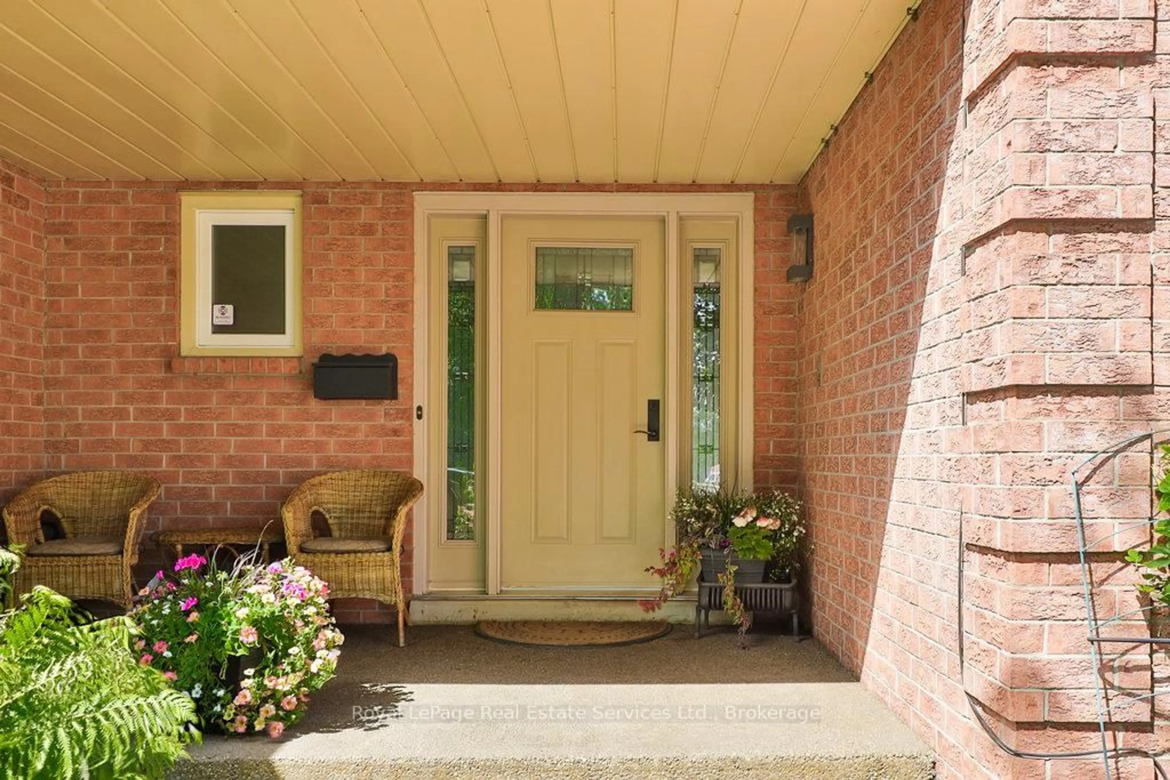 Indoor entryway for 1343 Grosvenor St, Oakville Ontario L6H 3L4