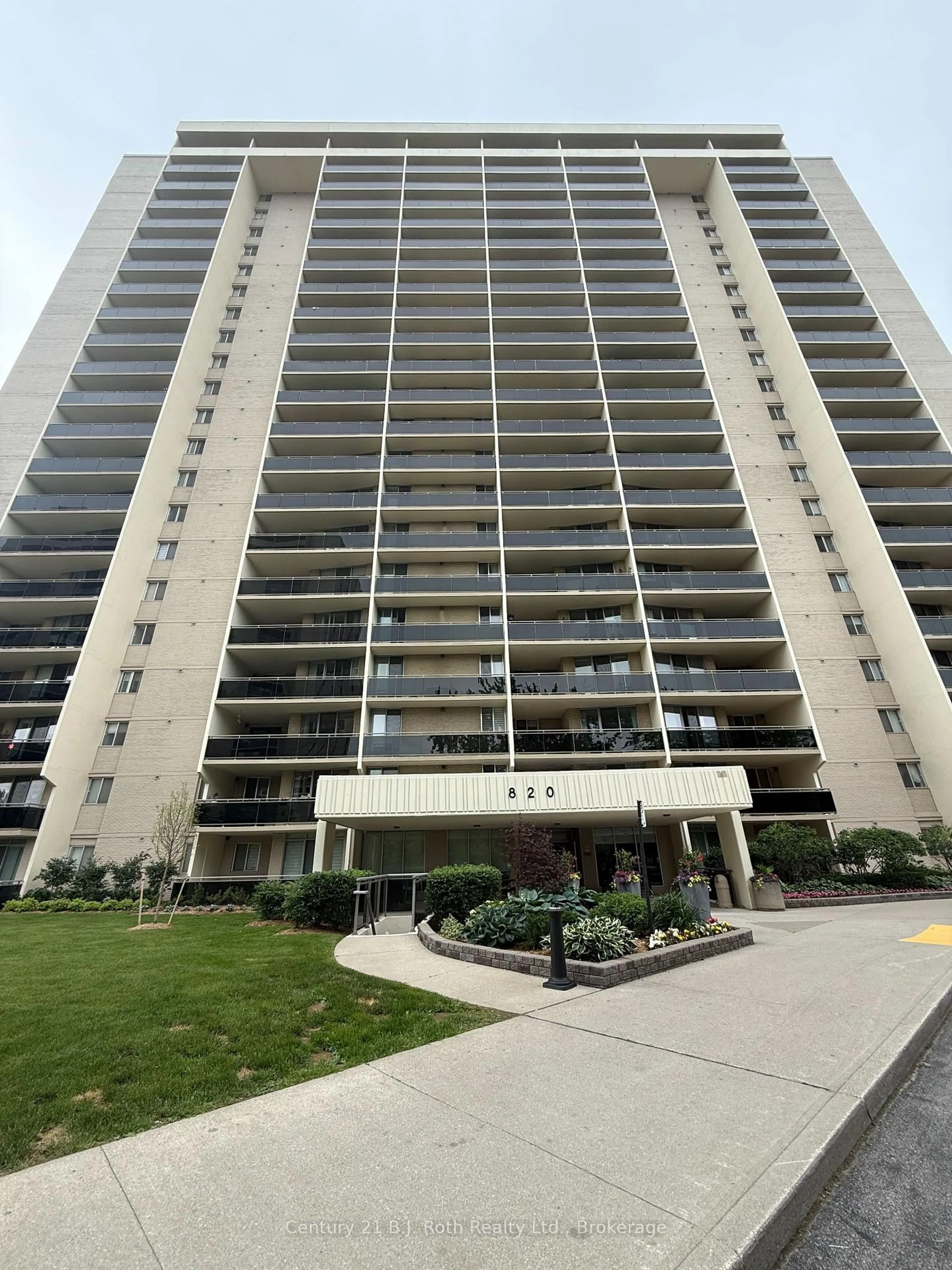 Indoor foyer for 820 Burnhamthorpe Rd #2107, Toronto Ontario M9C 4W2