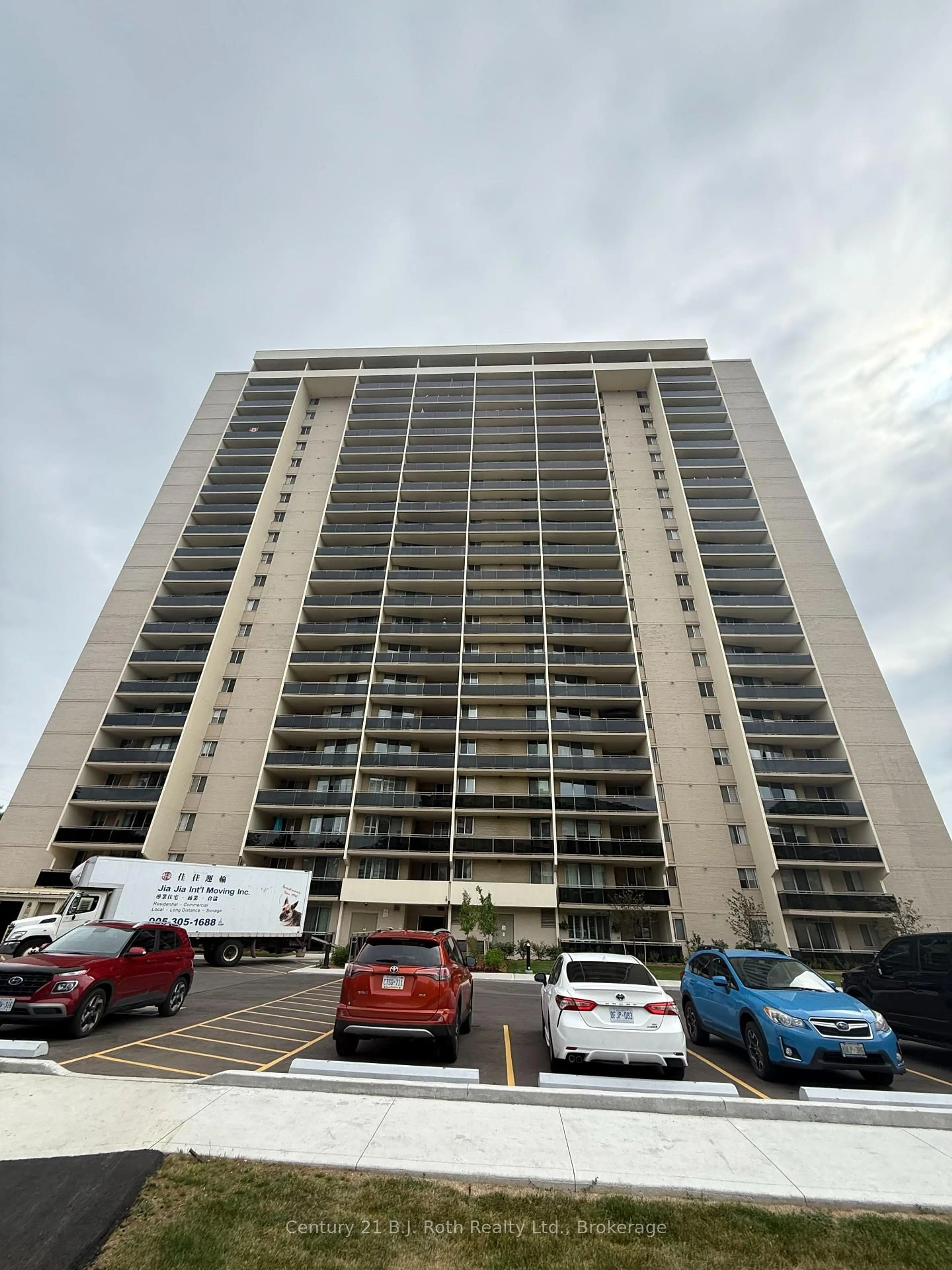 A pic from outside/outdoor area/front of a property/back of a property/a pic from drone, building for 820 Burnhamthorpe Rd #2107, Toronto Ontario M9C 4W2
