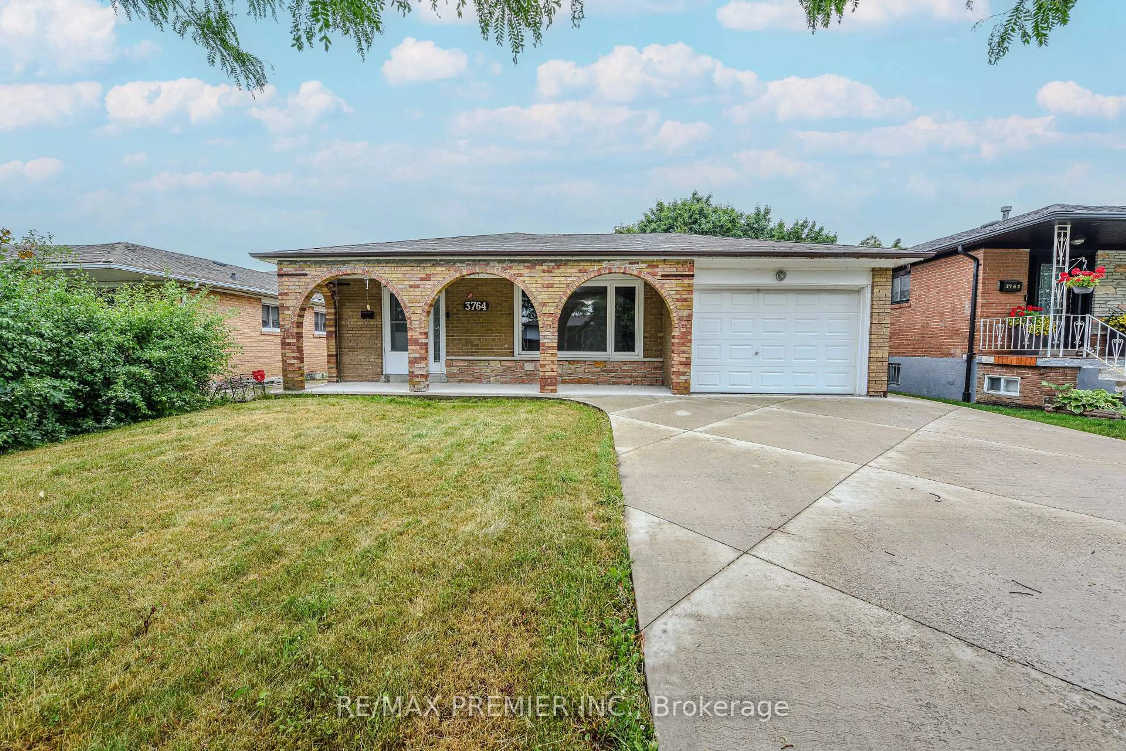 A pic from outside/outdoor area/front of a property/back of a property/a pic from drone, street for 3764 Wyewood Rd, Mississauga Ontario L4T 2A2