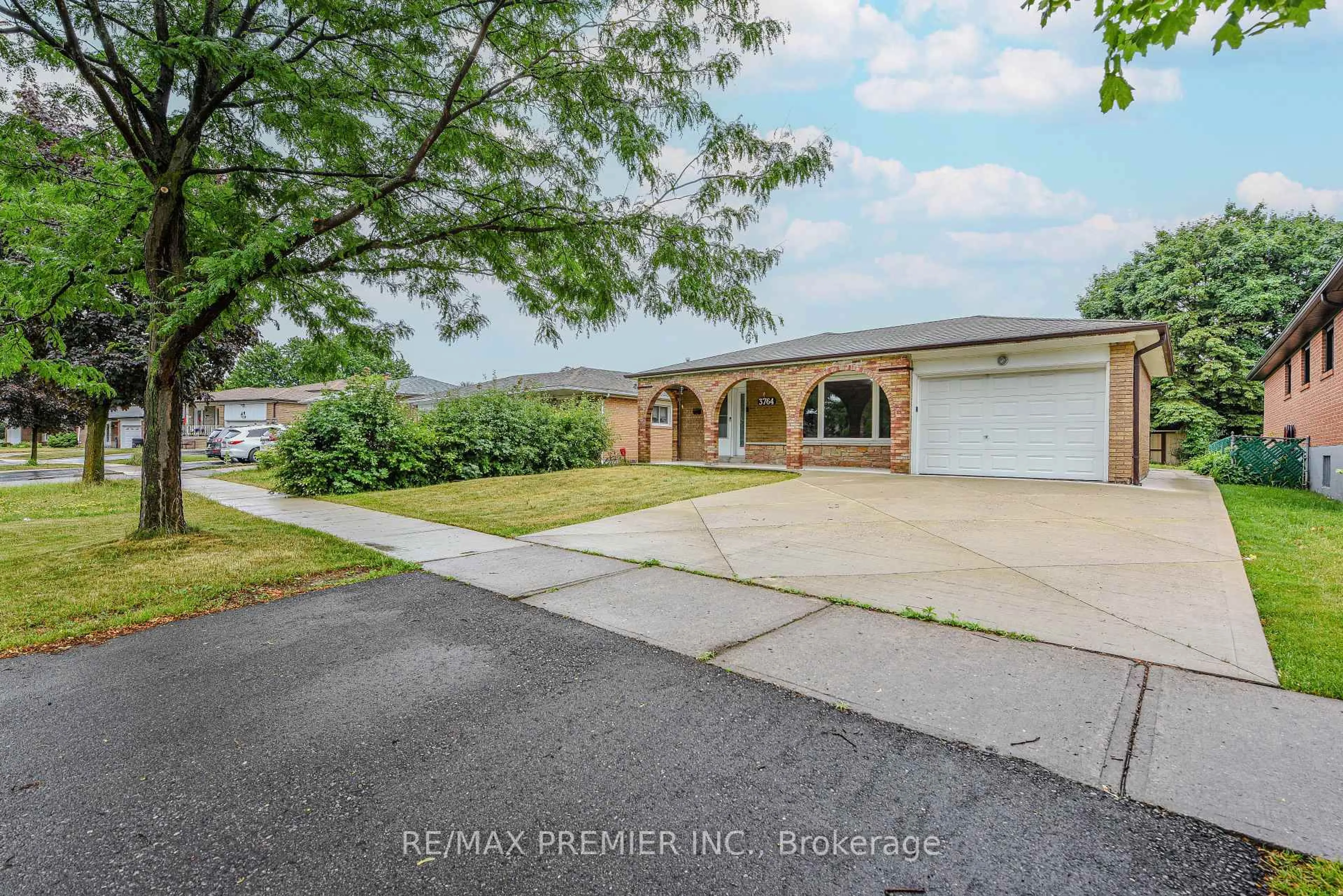A pic from outside/outdoor area/front of a property/back of a property/a pic from drone, water/lake/river/ocean view for 3764 Wyewood Rd, Mississauga Ontario L4T 2A2