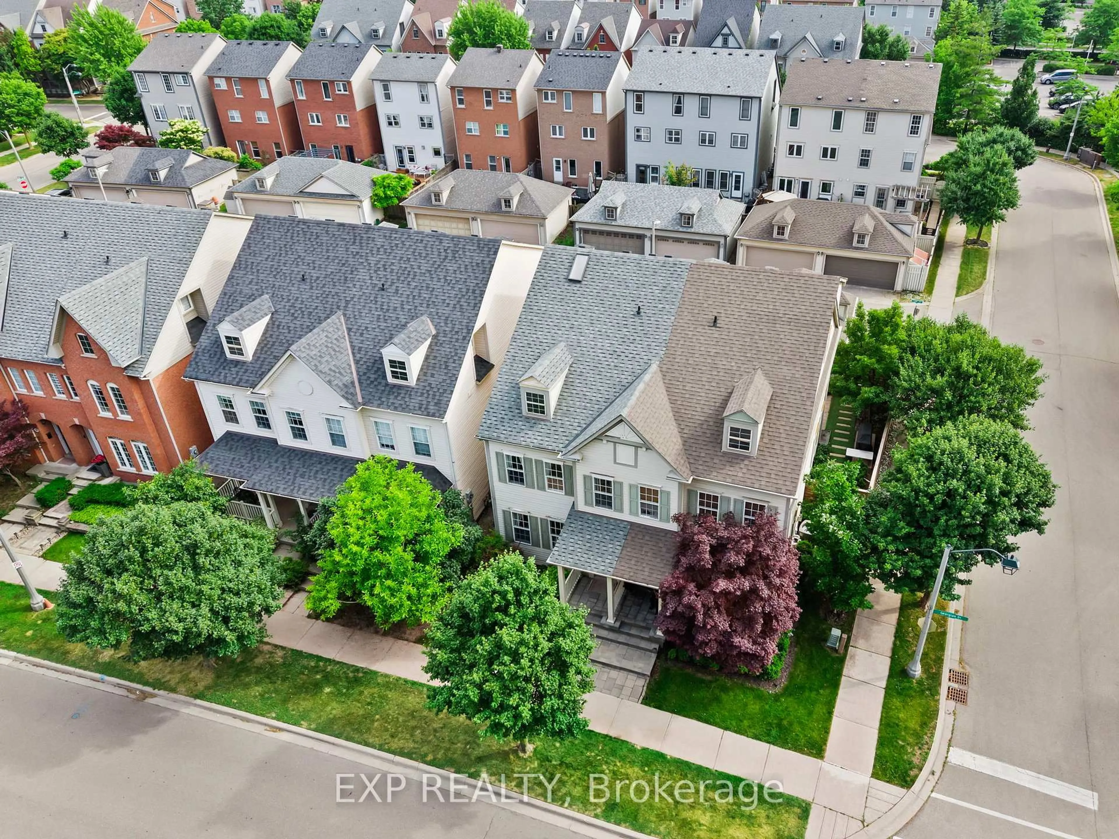 A pic from outside/outdoor area/front of a property/back of a property/a pic from drone, street for 90 Georgian Dr, Oakville Ontario L6H 6V1