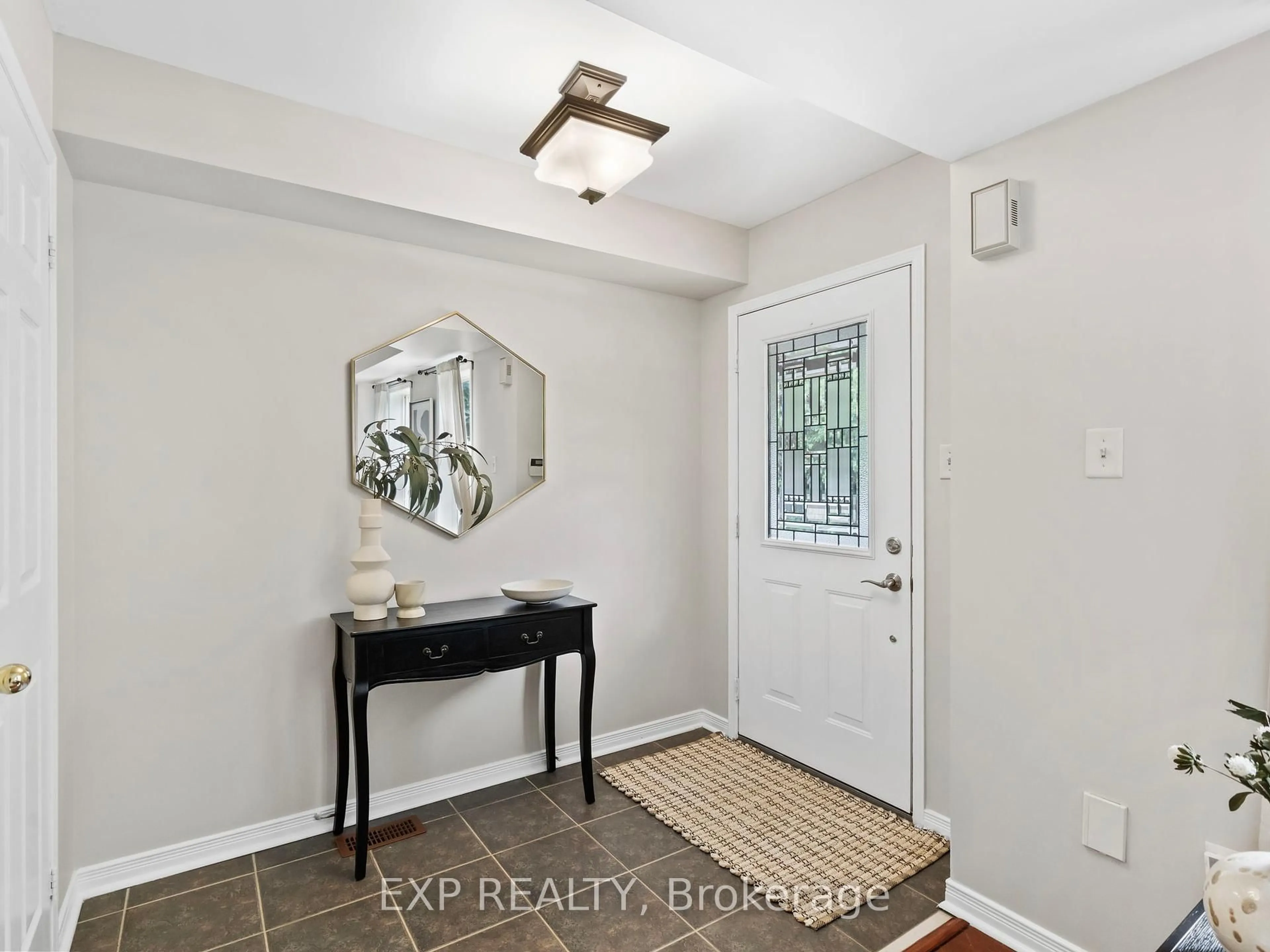 Indoor entryway for 90 Georgian Dr, Oakville Ontario L6H 6V1