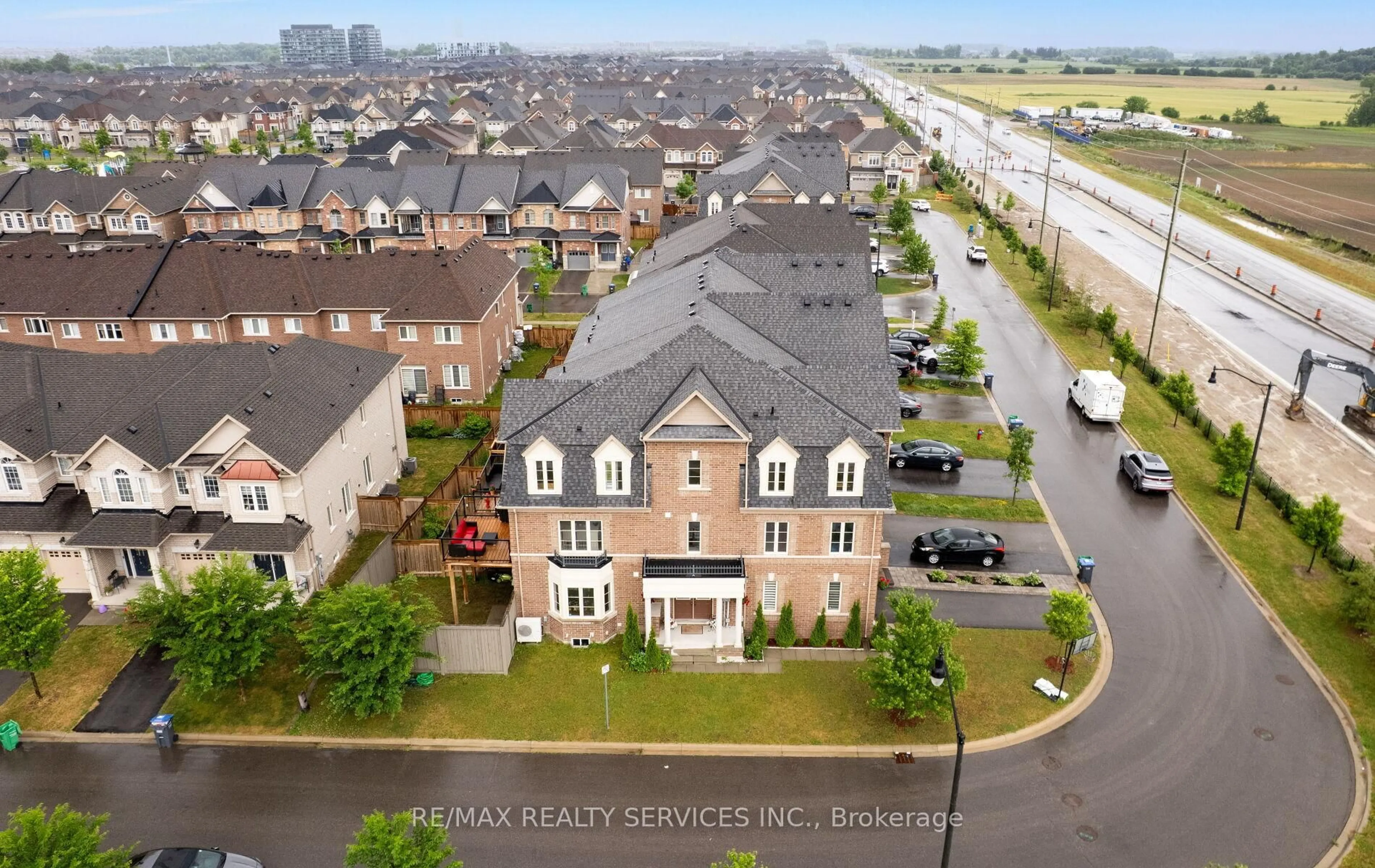 A pic from outside/outdoor area/front of a property/back of a property/a pic from drone, unknown for 73 Padbury Tr, Brampton Ontario L7A 4V2