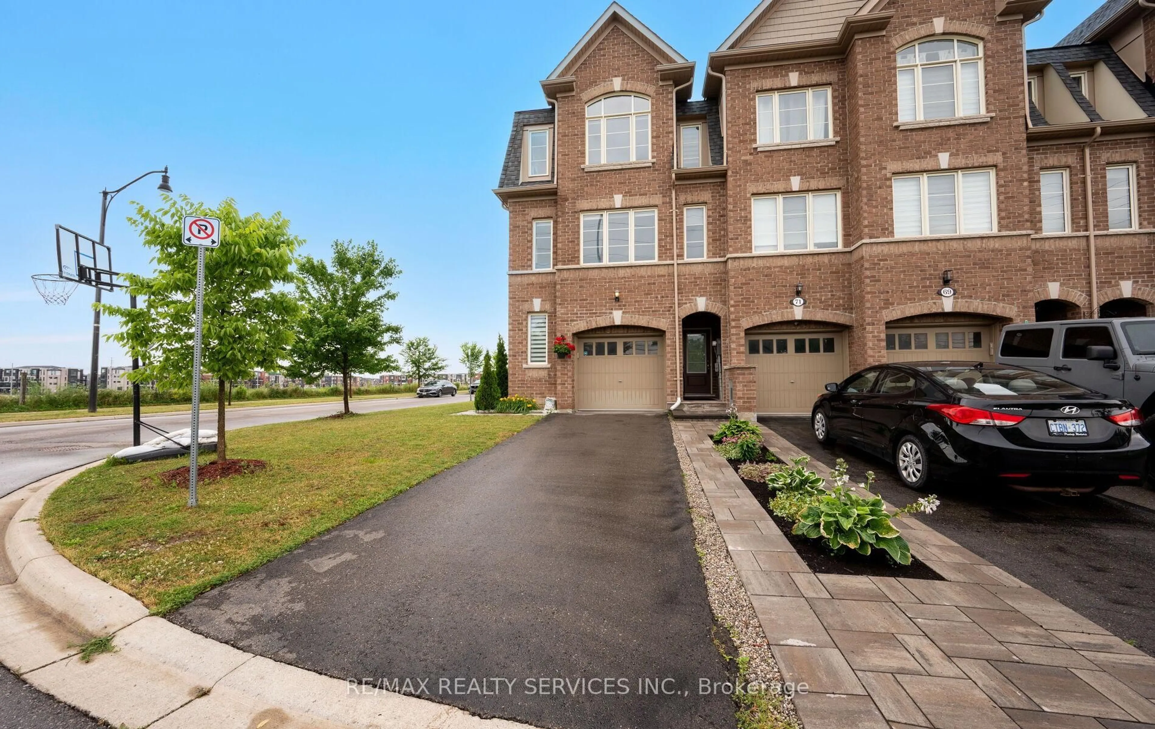 A pic from outside/outdoor area/front of a property/back of a property/a pic from drone, street for 73 Padbury Tr, Brampton Ontario L7A 4V2