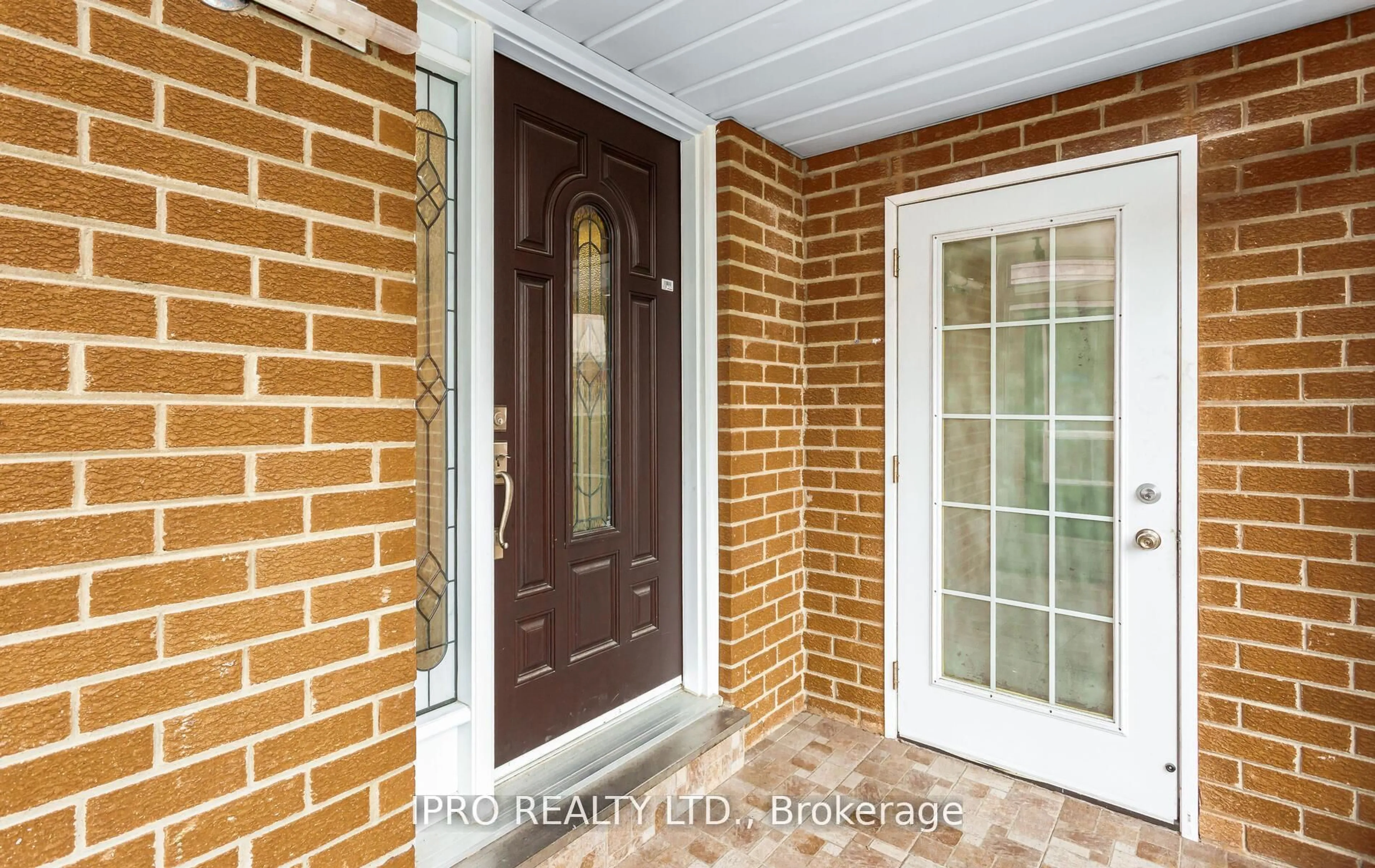 Indoor entryway for 353 Rutherford Rd, Brampton Ontario L6V 3V9
