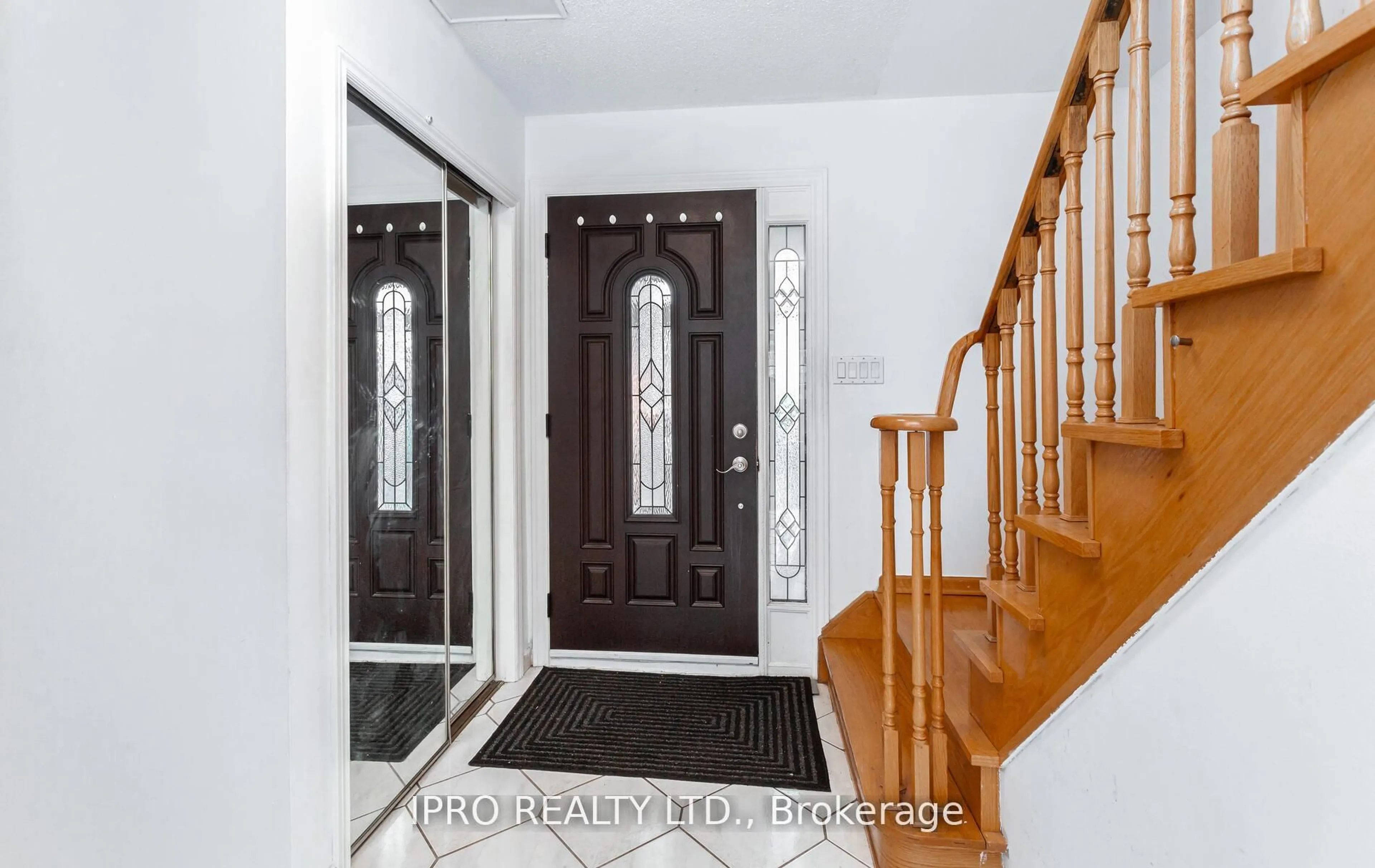 Indoor entryway for 353 Rutherford Rd, Brampton Ontario L6V 3V9