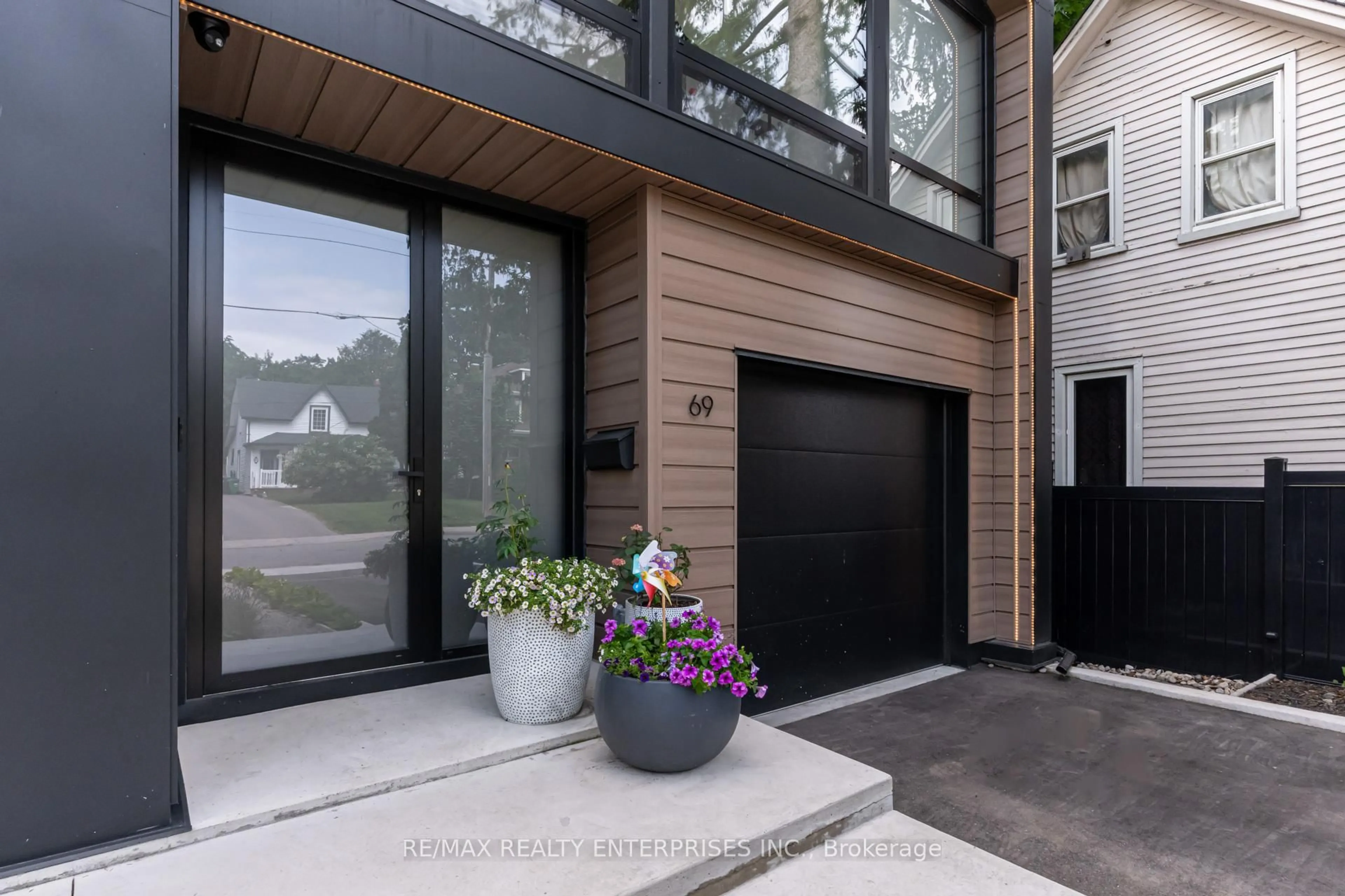 Home with brick exterior material, street for 69 Park St, Mississauga Ontario L5H 1L1