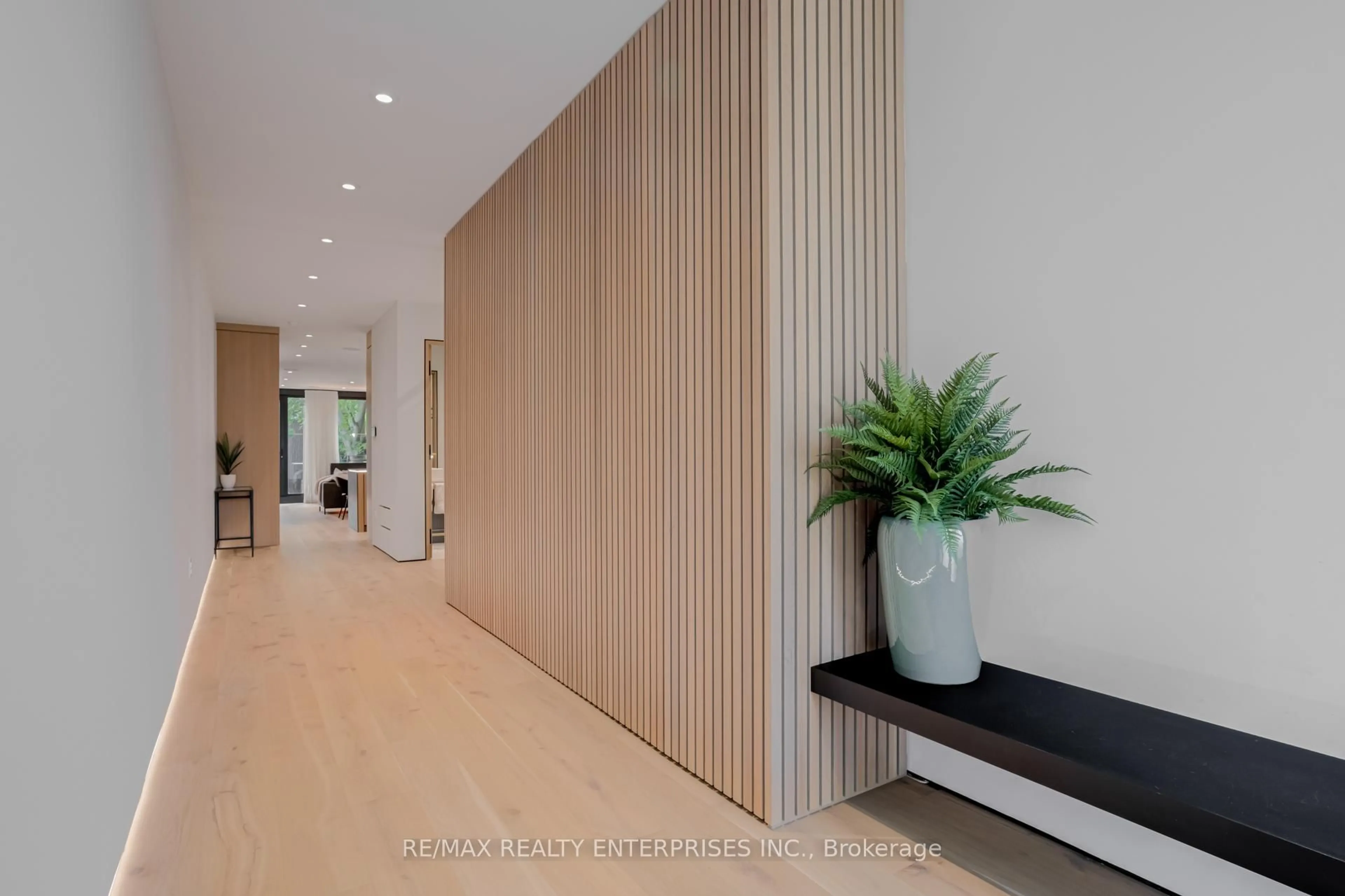 Indoor foyer for 69 Park St, Mississauga Ontario L5H 1L1