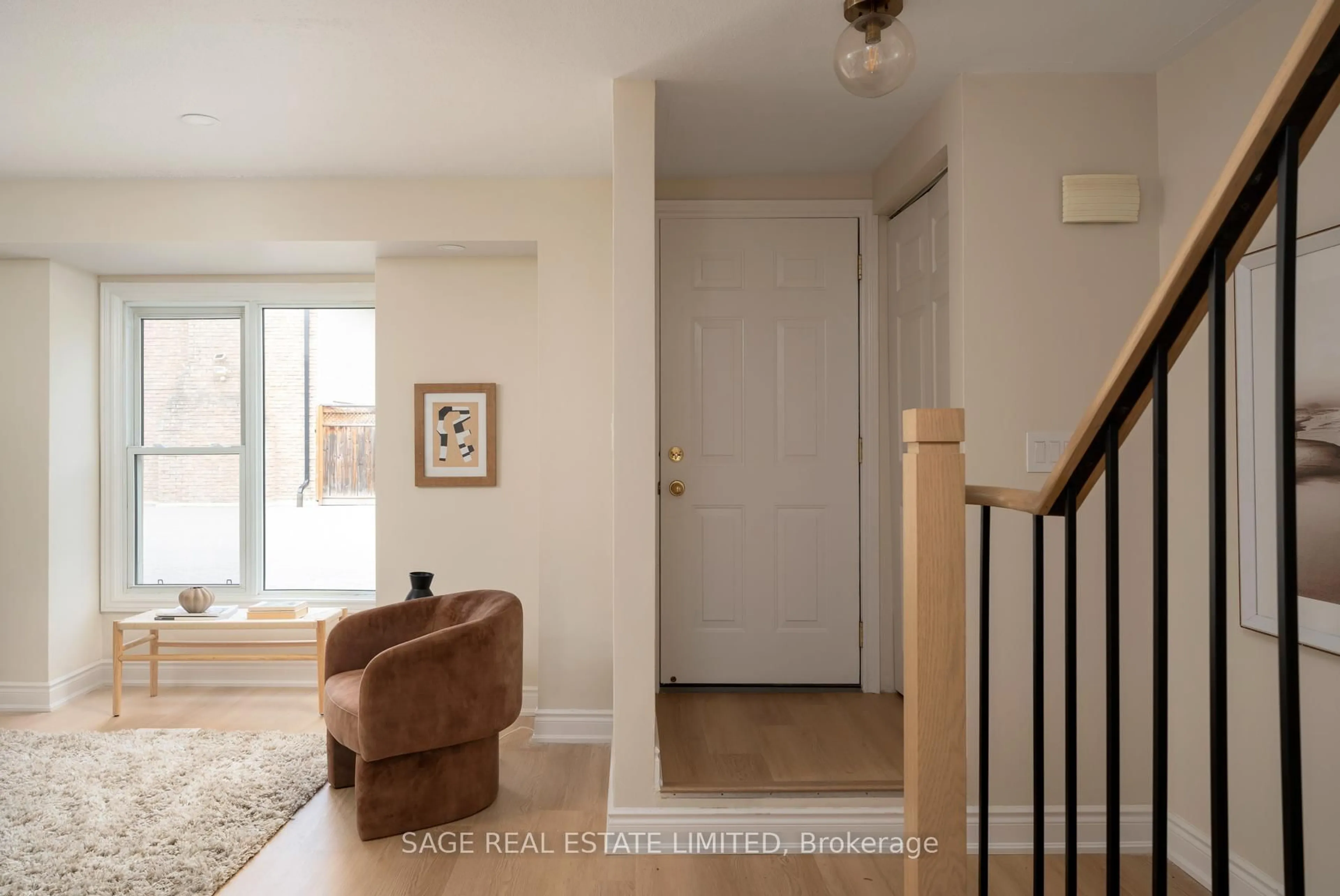 Indoor entryway for 803 Hyde Rd, Burlington Ontario L7S 1S6