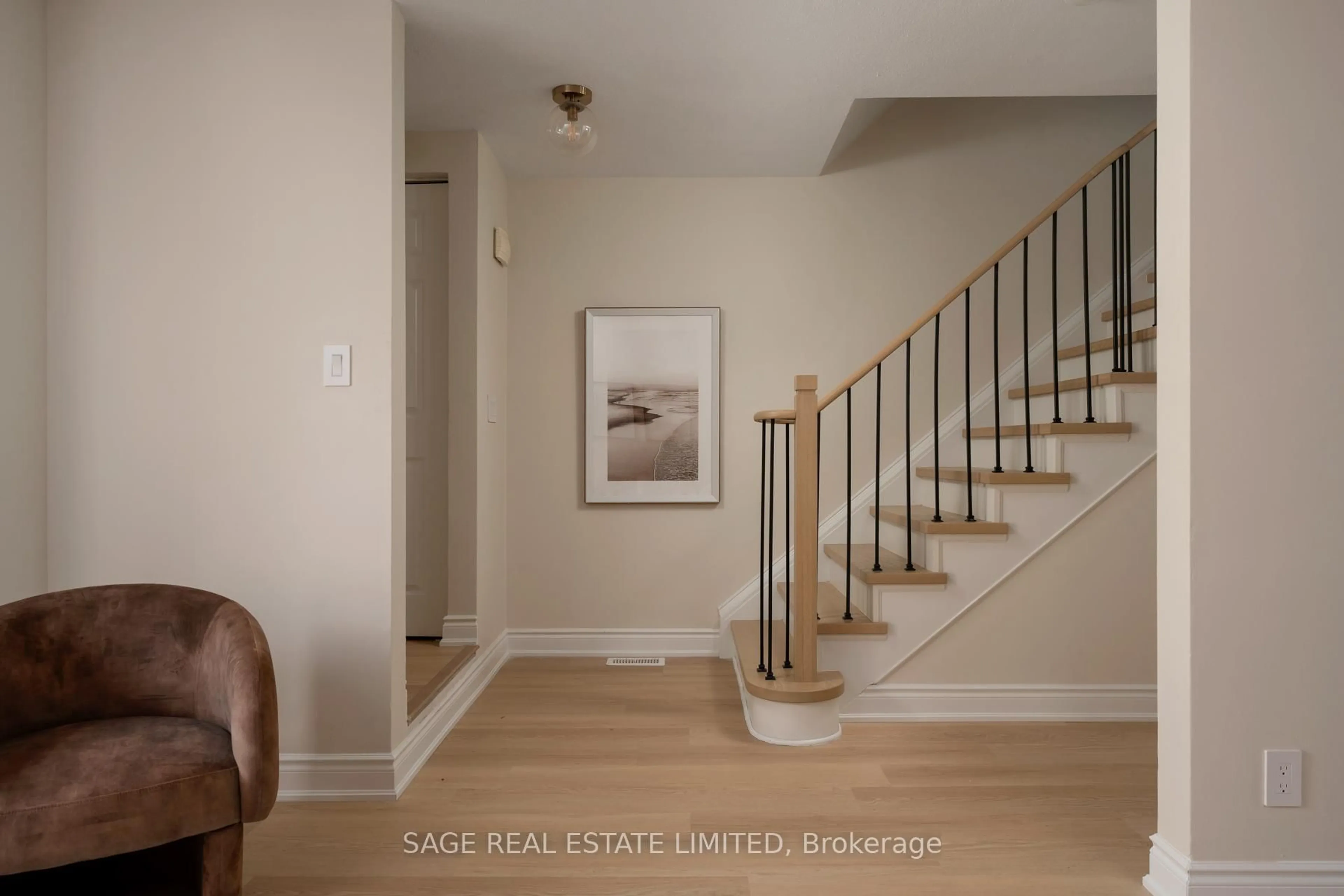 Indoor entryway for 803 Hyde Rd, Burlington Ontario L7S 1S6
