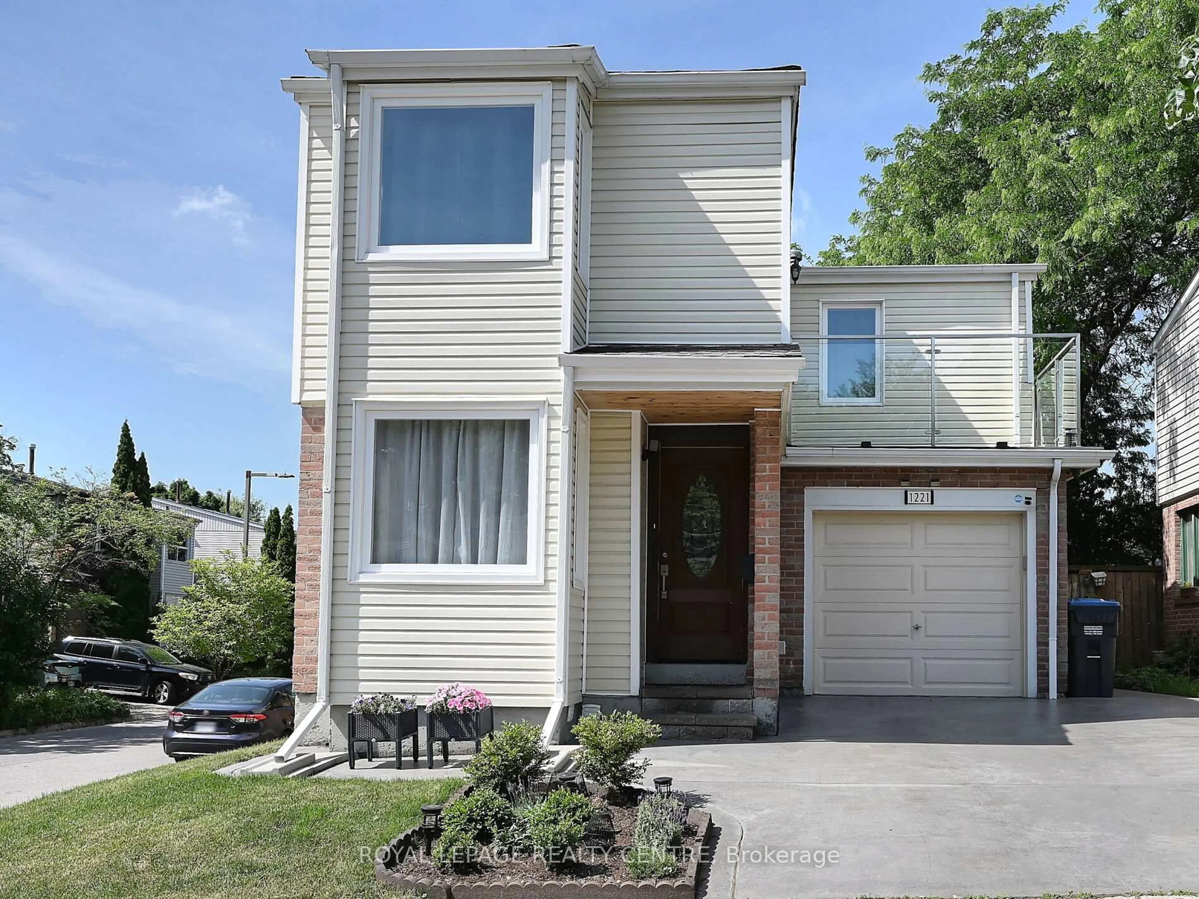 Home with vinyl exterior material, street for 1221 Kos Blvd, Mississauga Ontario L5J 4L3