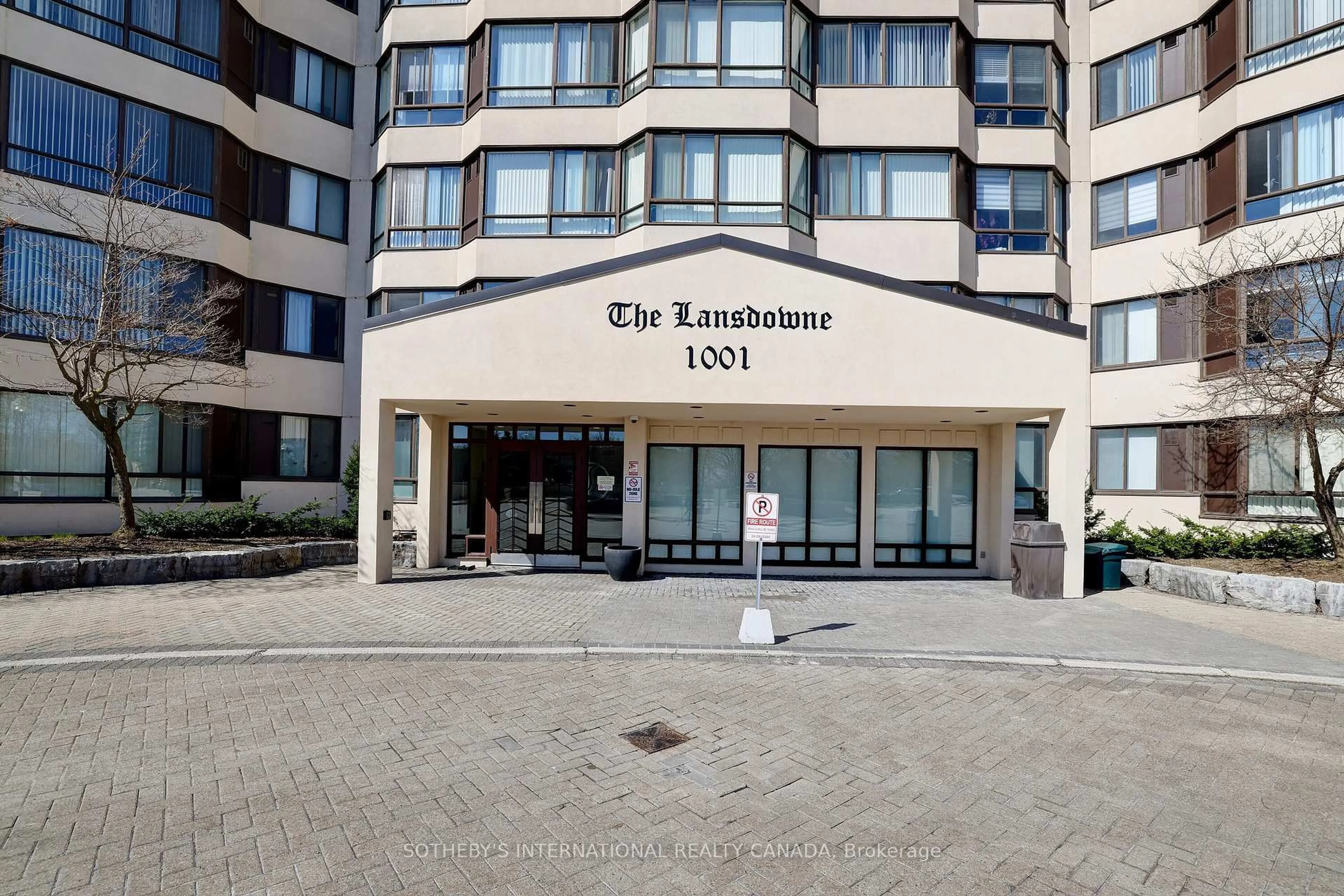 Indoor foyer for 1001 Cedarglen Gate #PH04, Mississauga Ontario L5C 4R2