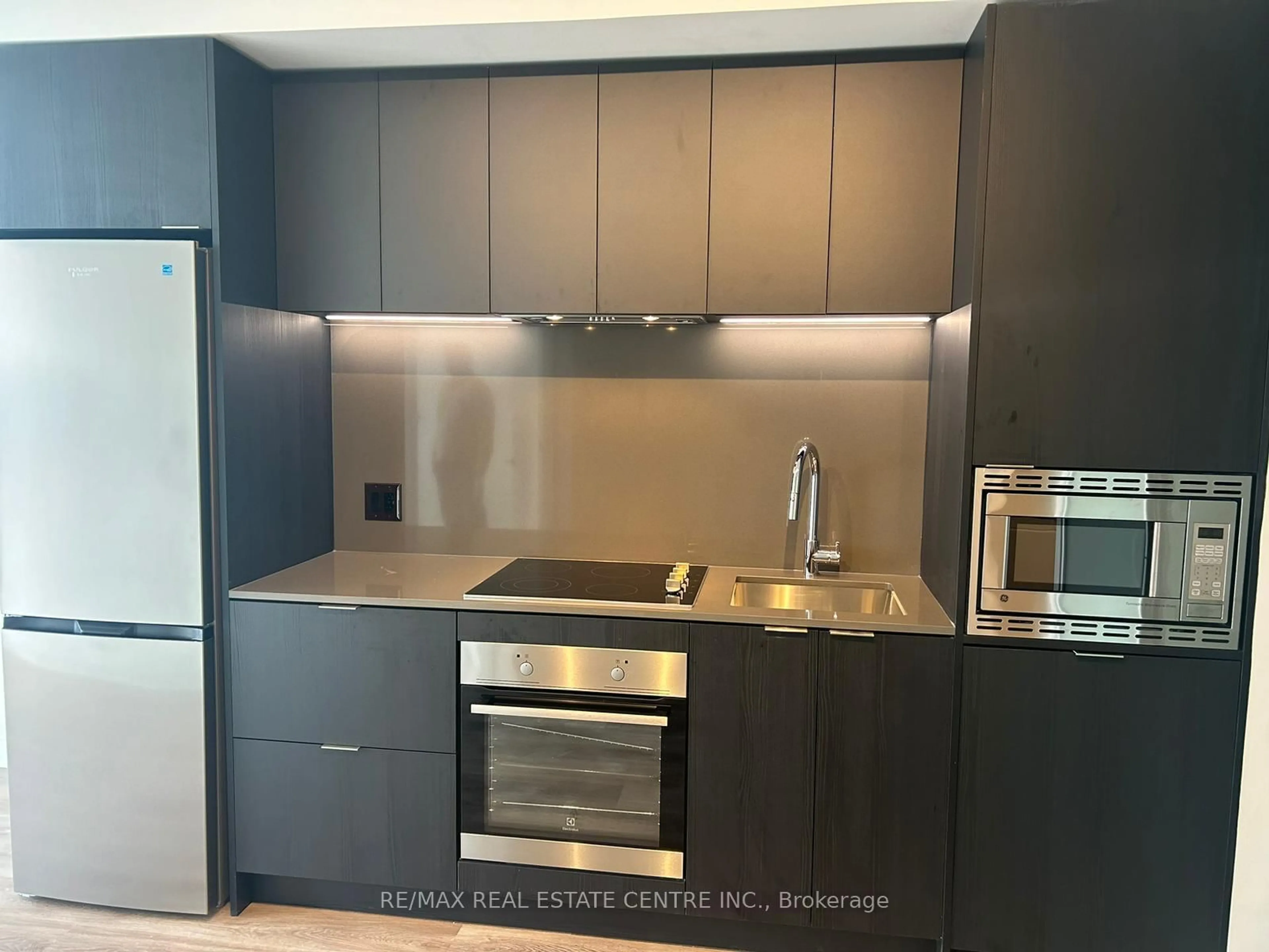 Standard kitchen, unknown for 86 Dundas St #1307, Mississauga Ontario L5A 1W4
