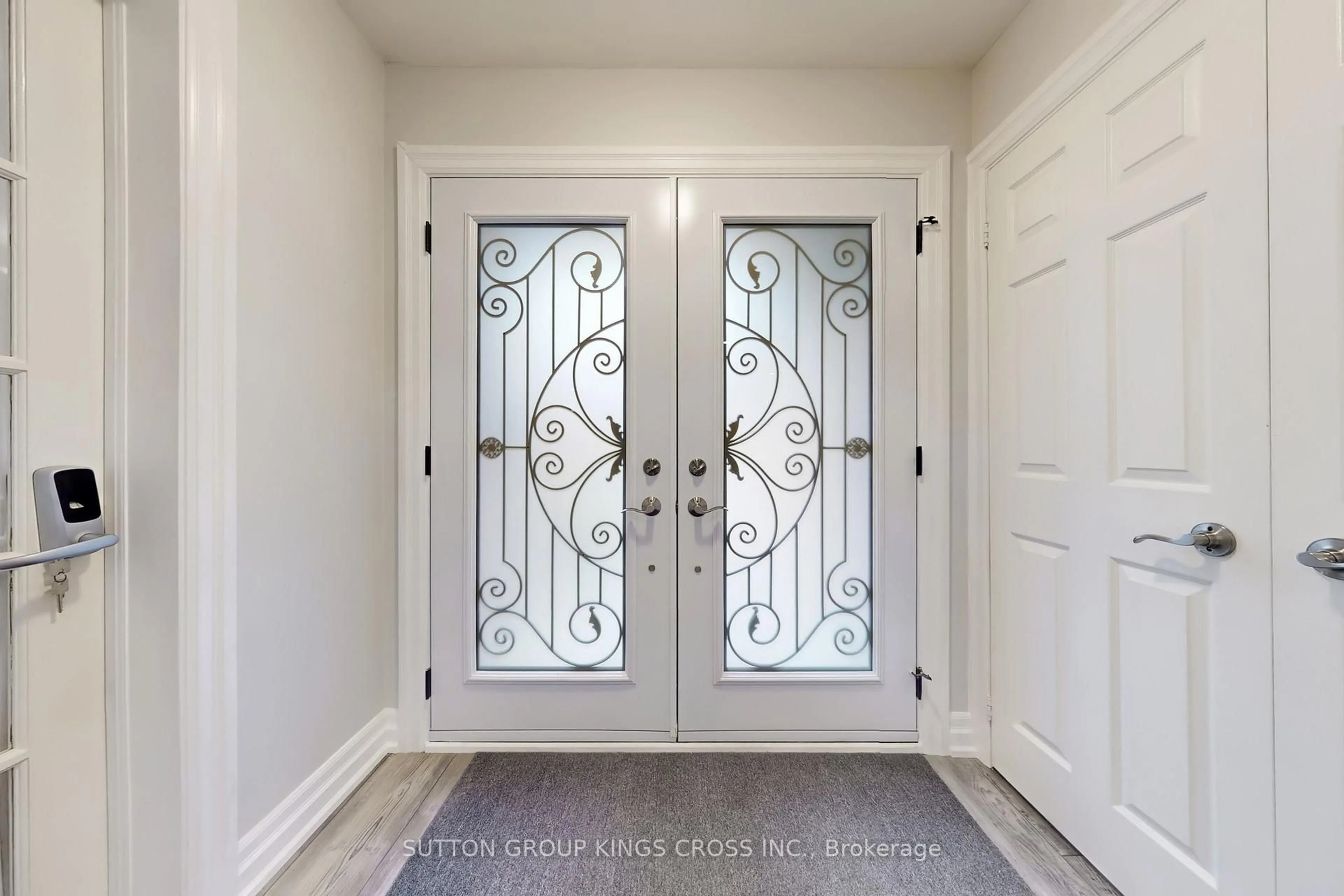 Indoor entryway for 2730 Hammond Rd, Mississauga Ontario L5K 2M3