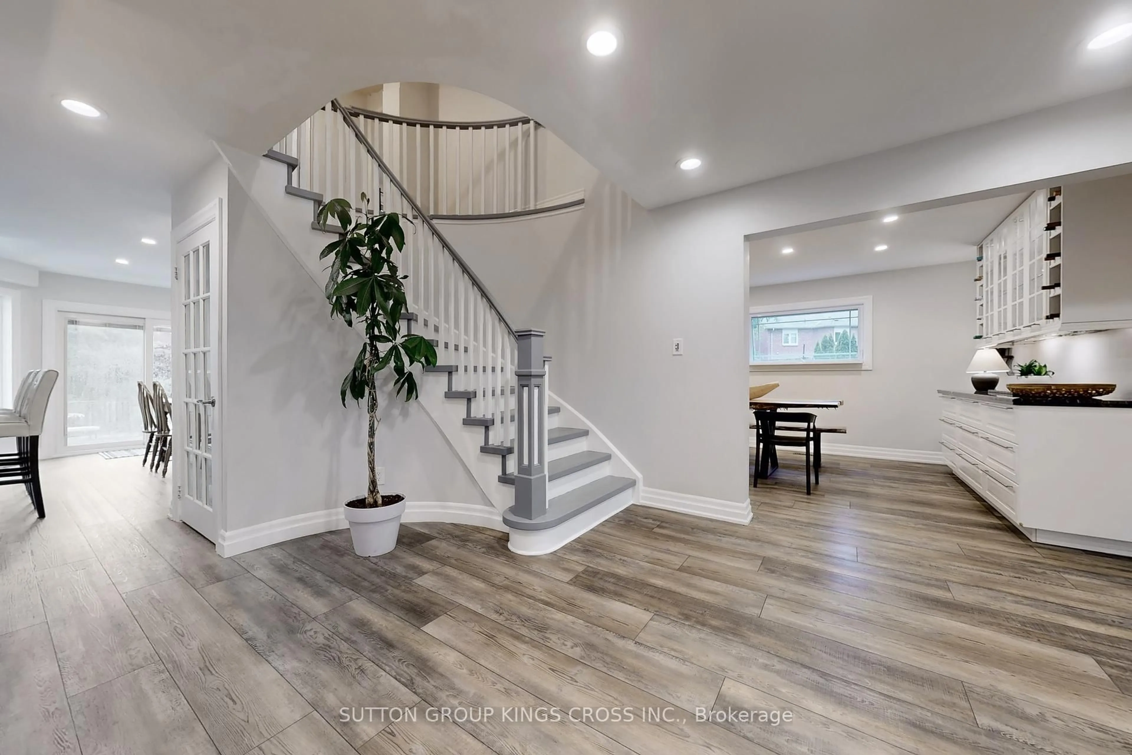 Indoor entryway for 2730 Hammond Rd, Mississauga Ontario L5K 2M3