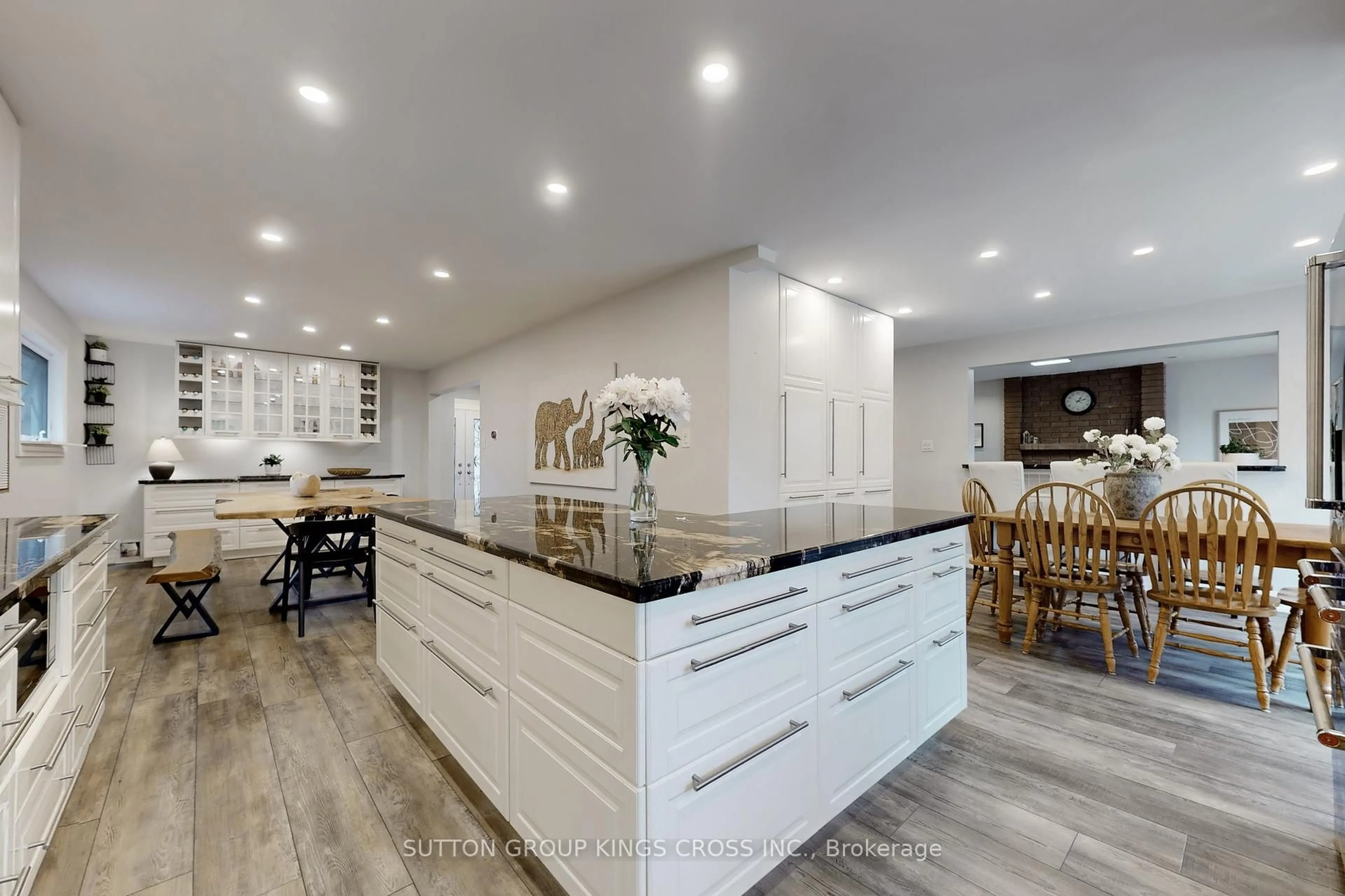Open concept kitchen, unknown for 2730 Hammond Rd, Mississauga Ontario L5K 2M3