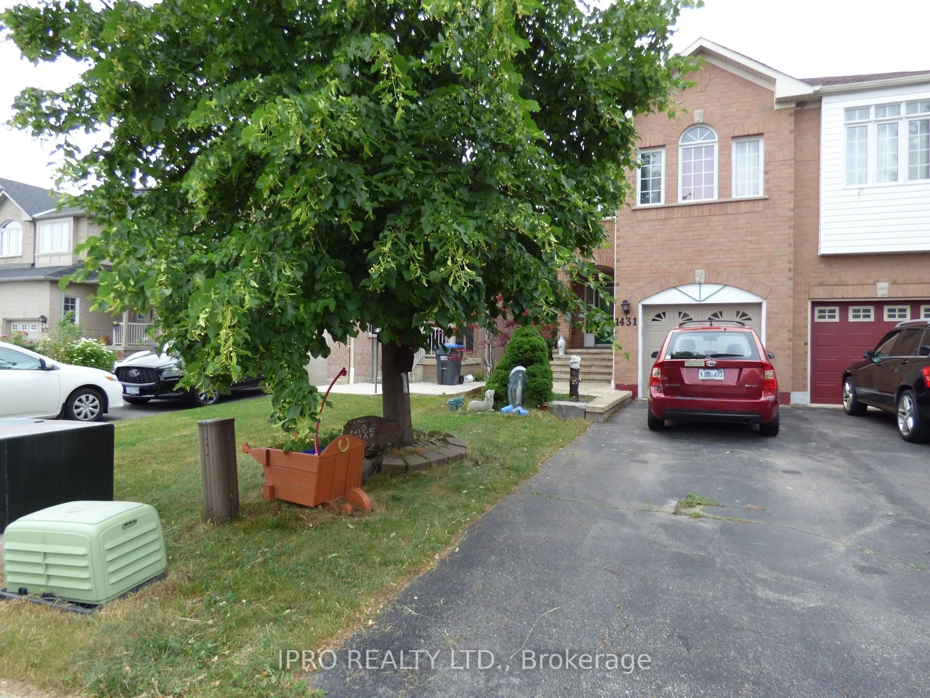 A pic from outside/outdoor area/front of a property/back of a property/a pic from drone, street for 1431 Spring Garden Crt, Mississauga Ontario L5N 8K6