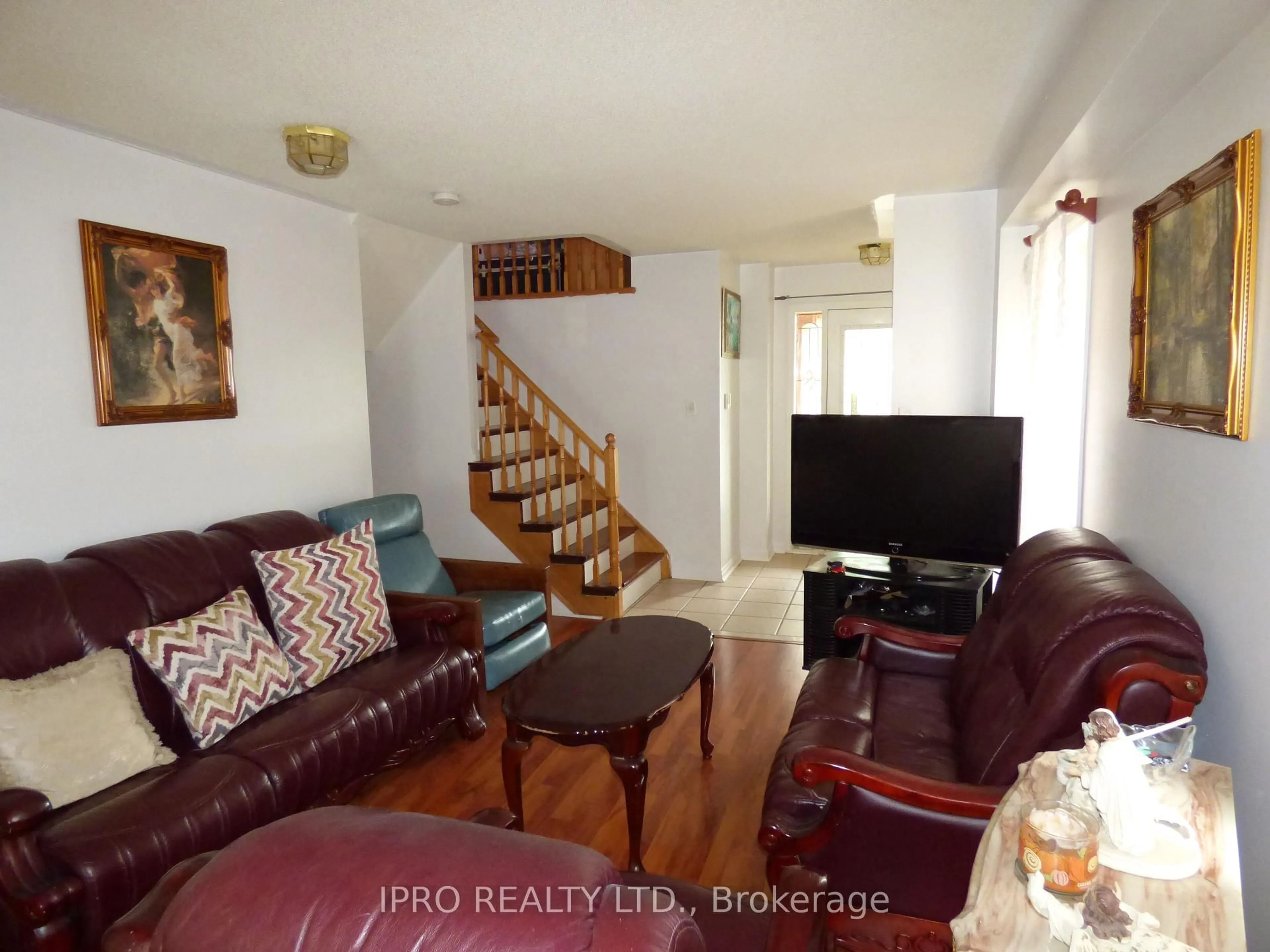 Living room with furniture, unknown for 1431 Spring Garden Crt, Mississauga Ontario L5N 8K6