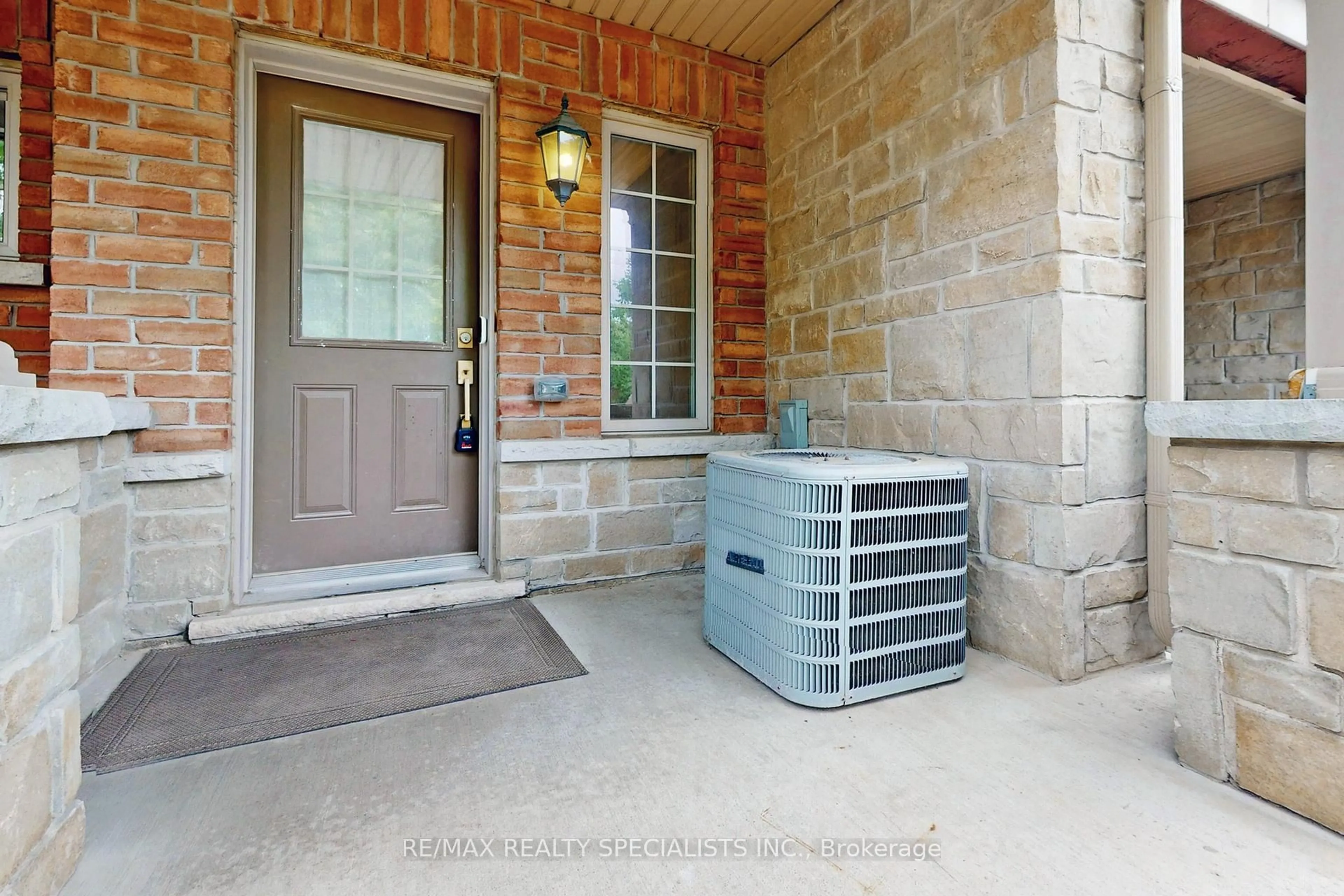 Indoor entryway for 1401 Plains Rd #114, Burlington Ontario L7R 0C2