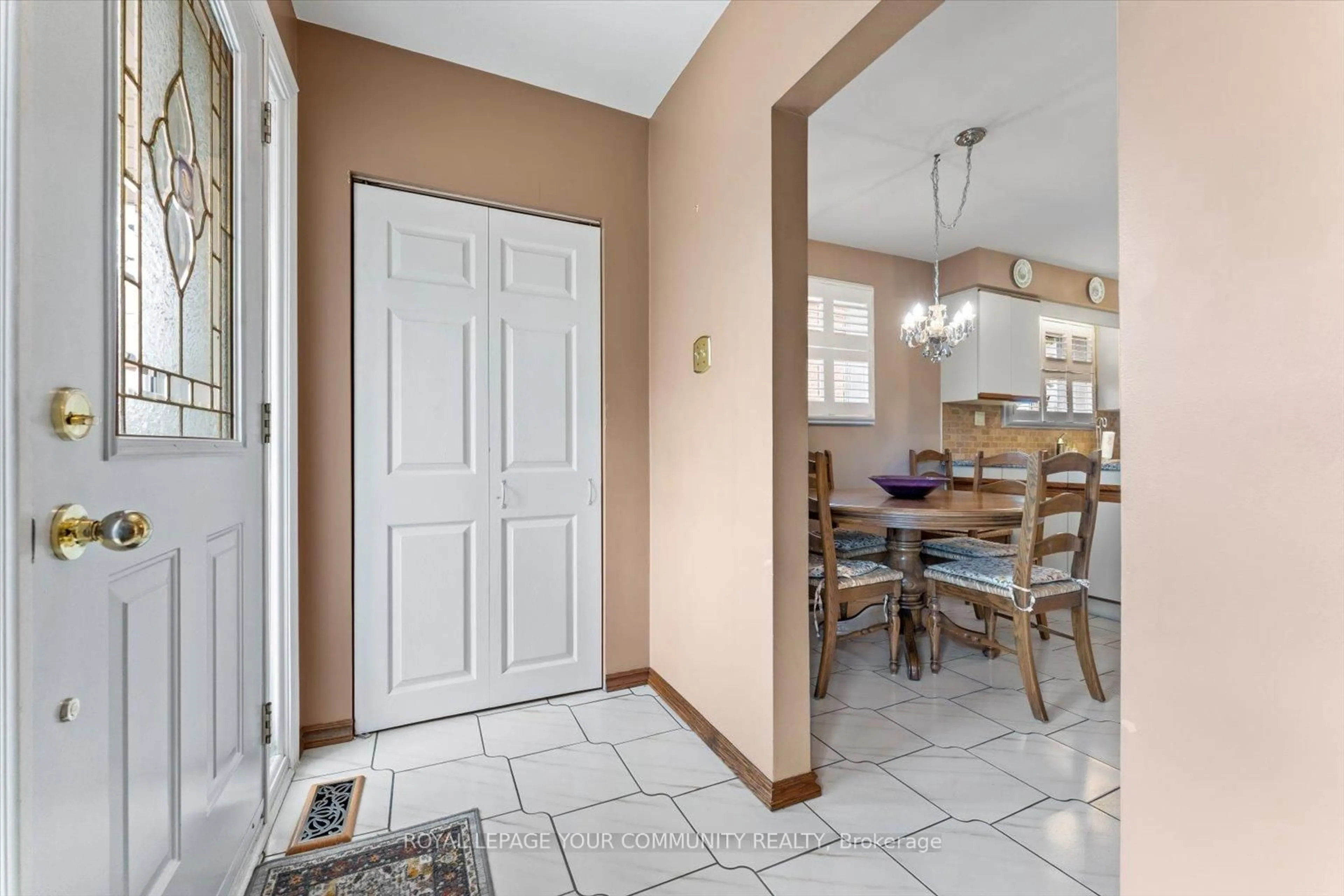 Indoor entryway for 175 Lindylou Rd, Toronto Ontario M9M 2B8