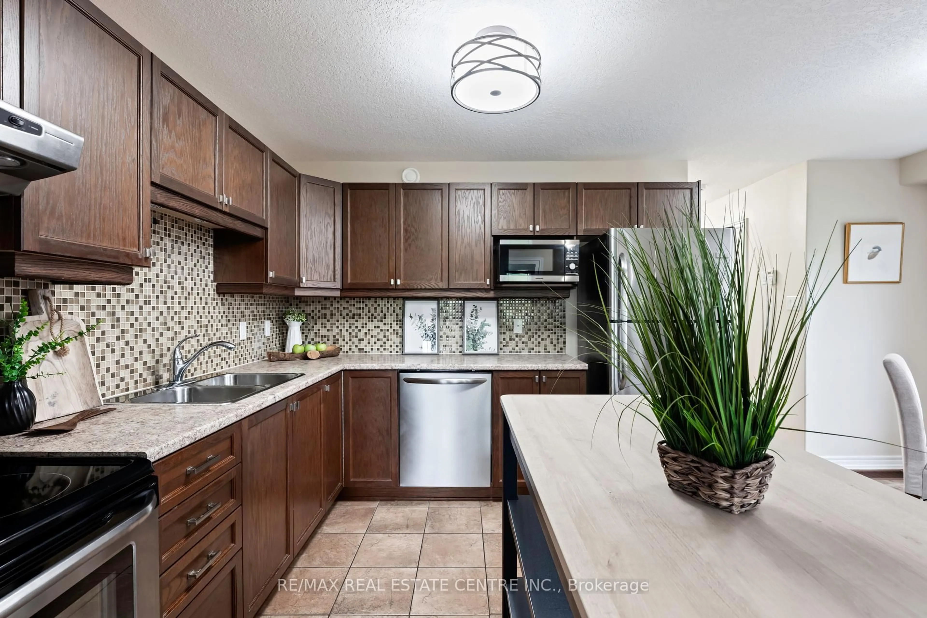 Standard kitchen, ceramic/tile floor for 96 Preston Dr, Orangeville Ontario L9W 0C7