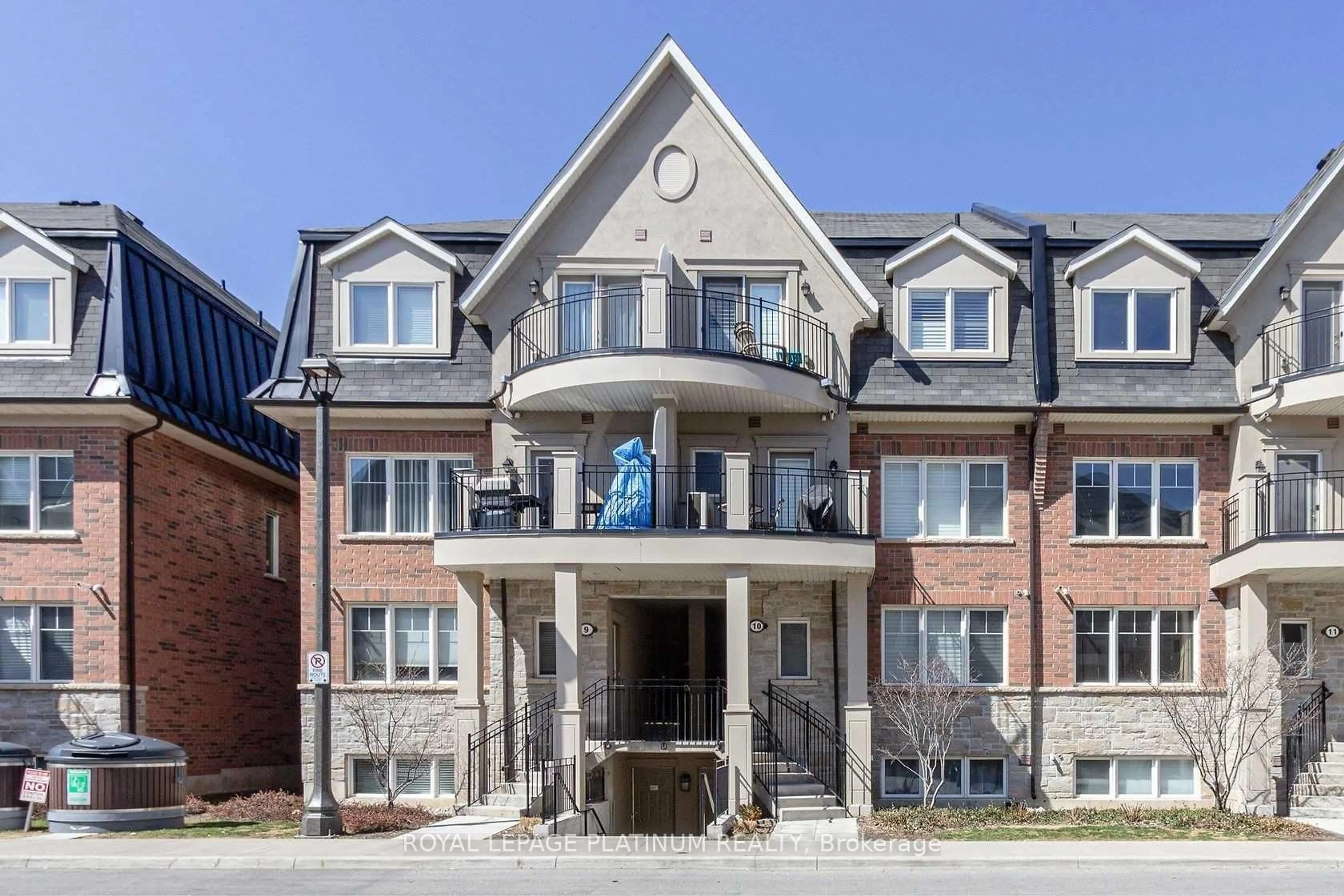 Home with brick exterior material, unknown for 2420 Baronwood Dr #9-01, Oakville Ontario L6M 0X6