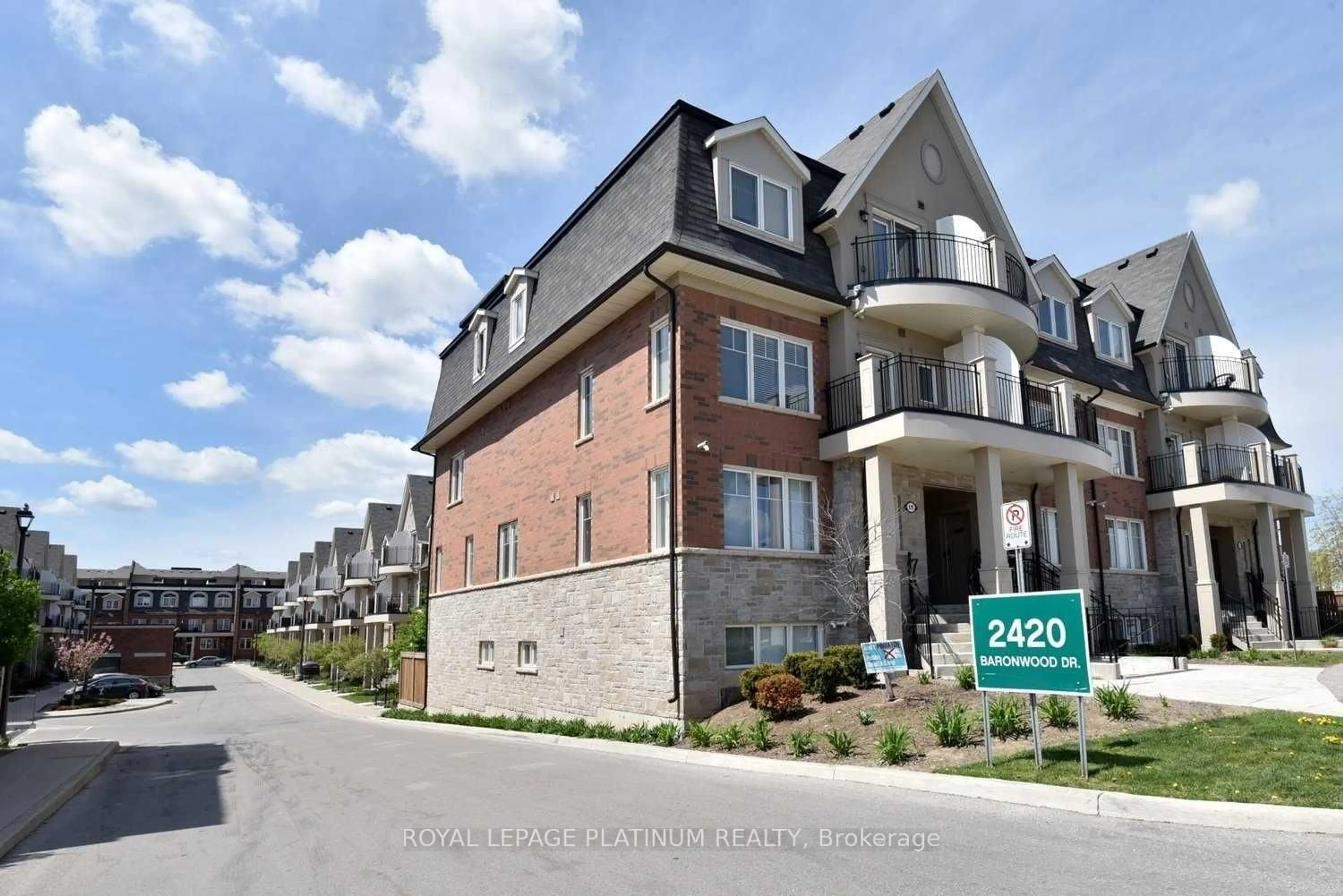 Home with brick exterior material, unknown for 2420 Baronwood Dr #9-01, Oakville Ontario L6M 0X6