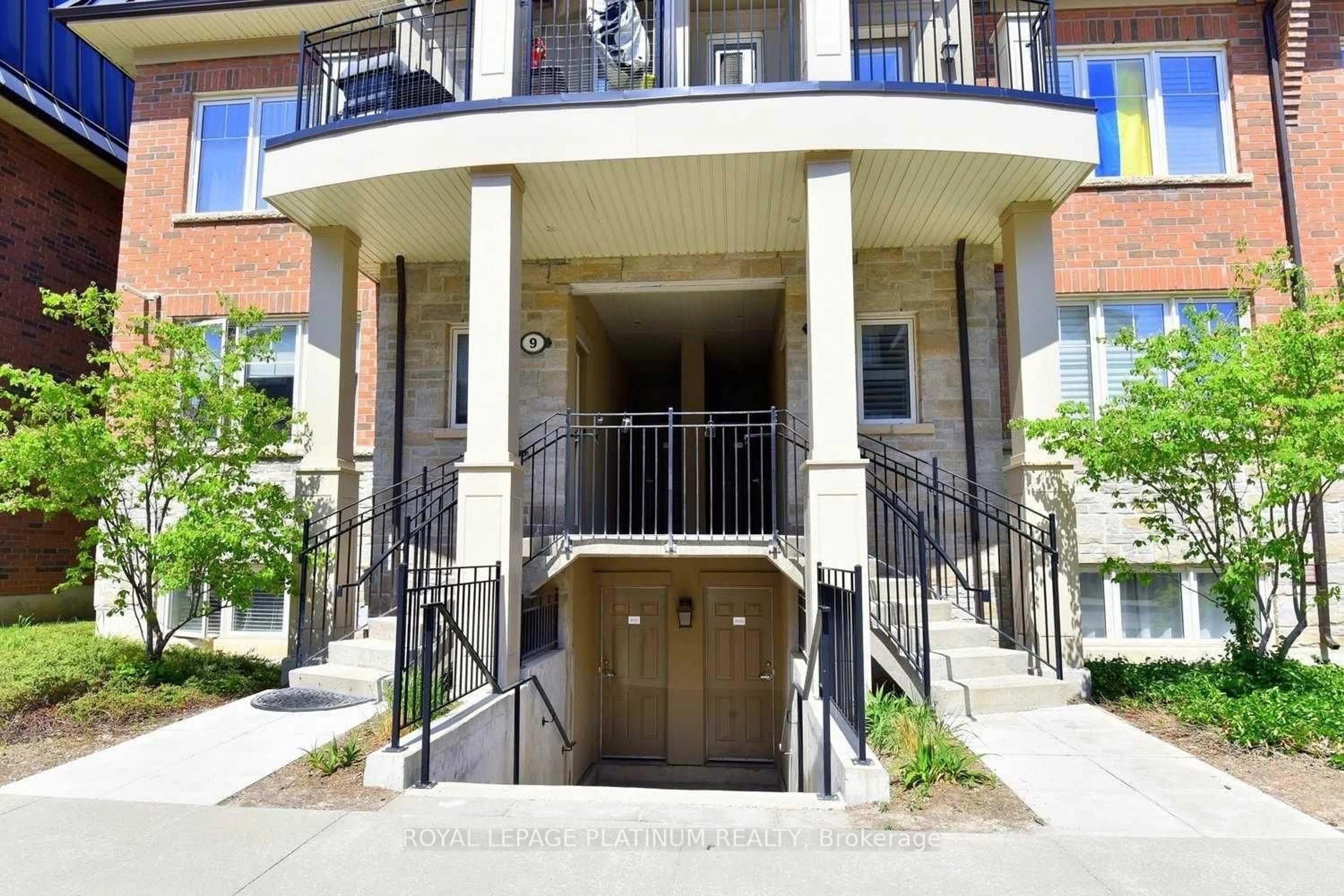 Indoor foyer for 2420 Baronwood Dr #9-01, Oakville Ontario L6M 0X6