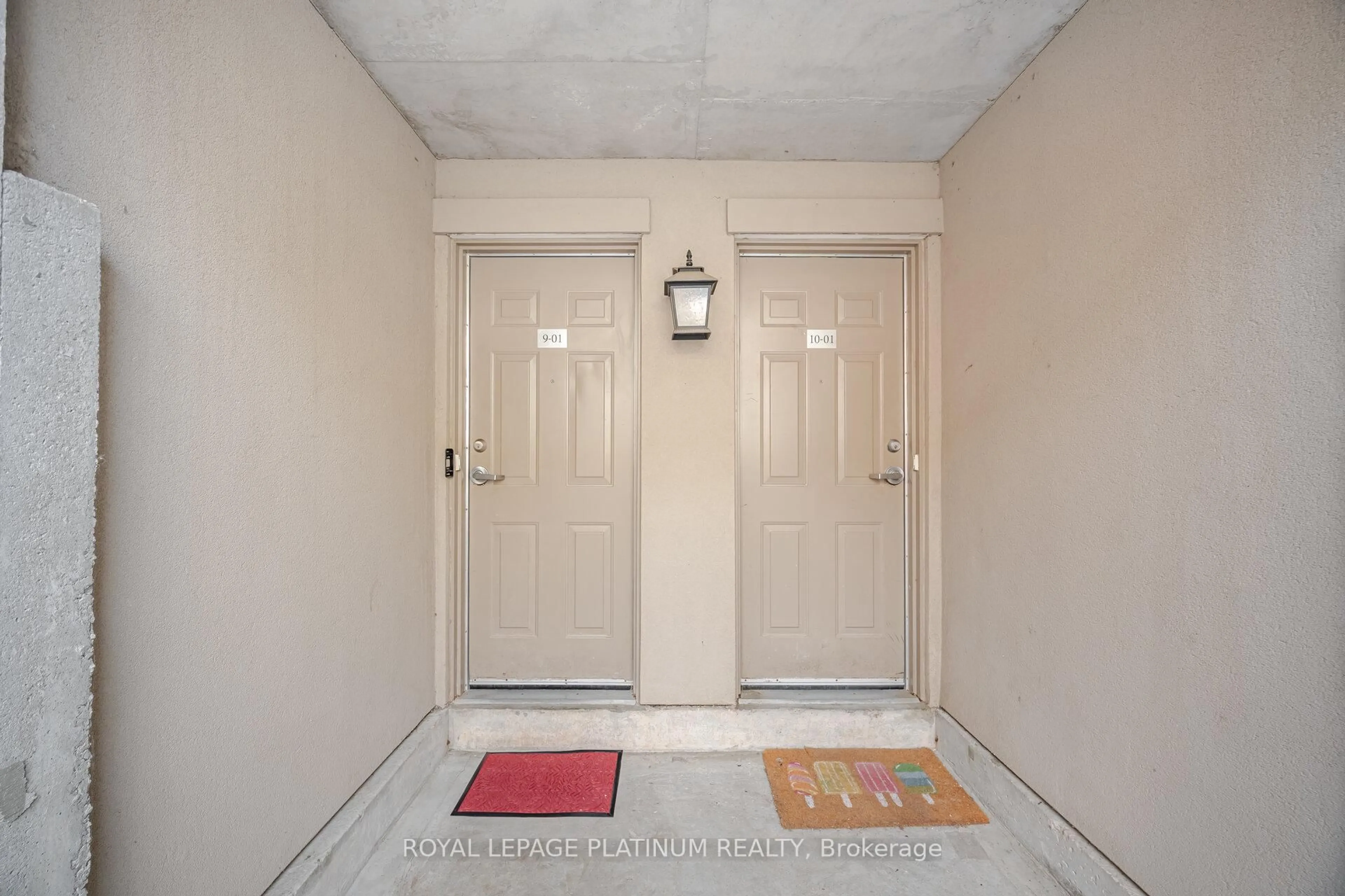 Indoor entryway for 2420 Baronwood Dr #9-01, Oakville Ontario L6M 0X6