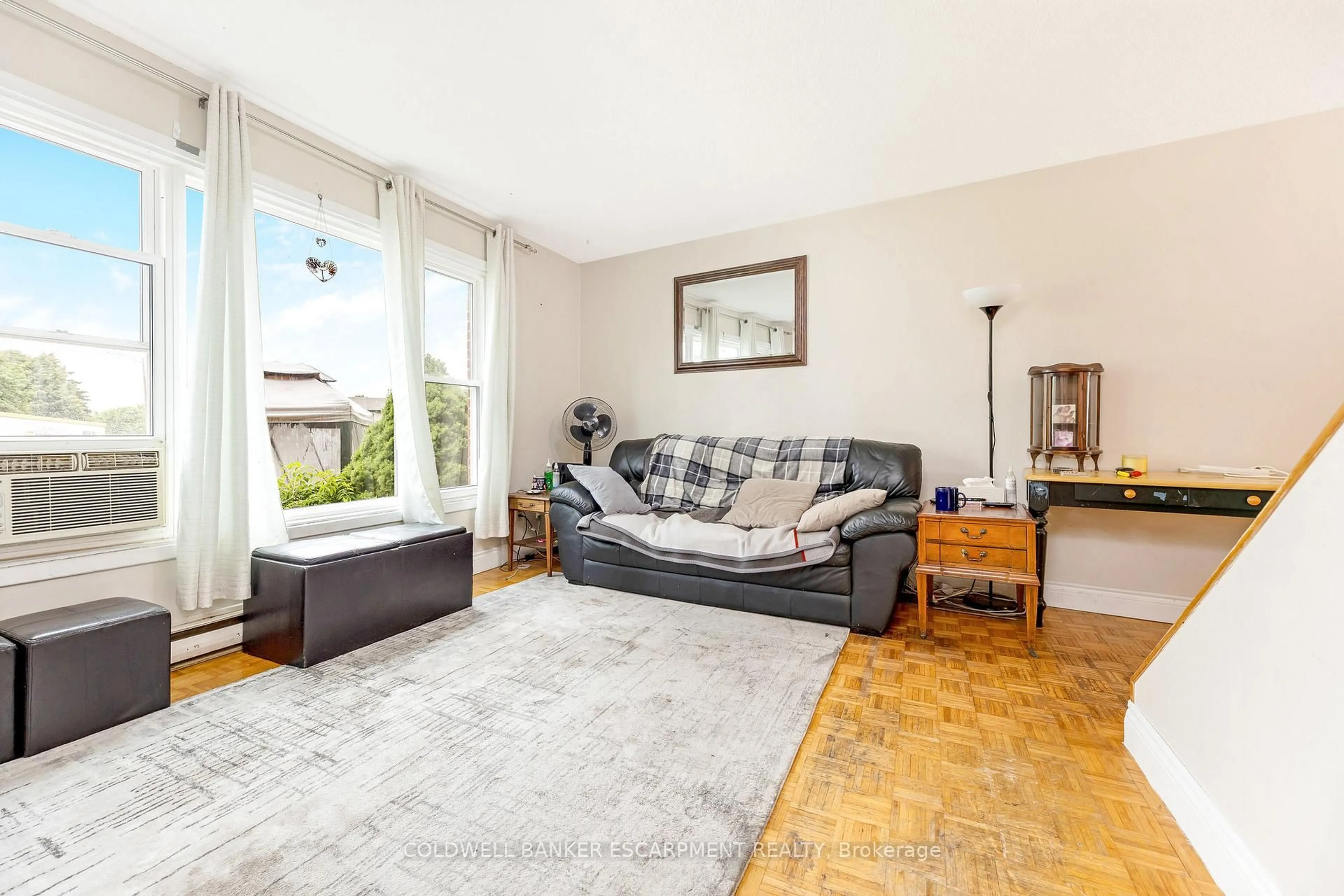 Living room with furniture, unknown for 9 Kingham Rd, Halton Hills Ontario L7J 1S3