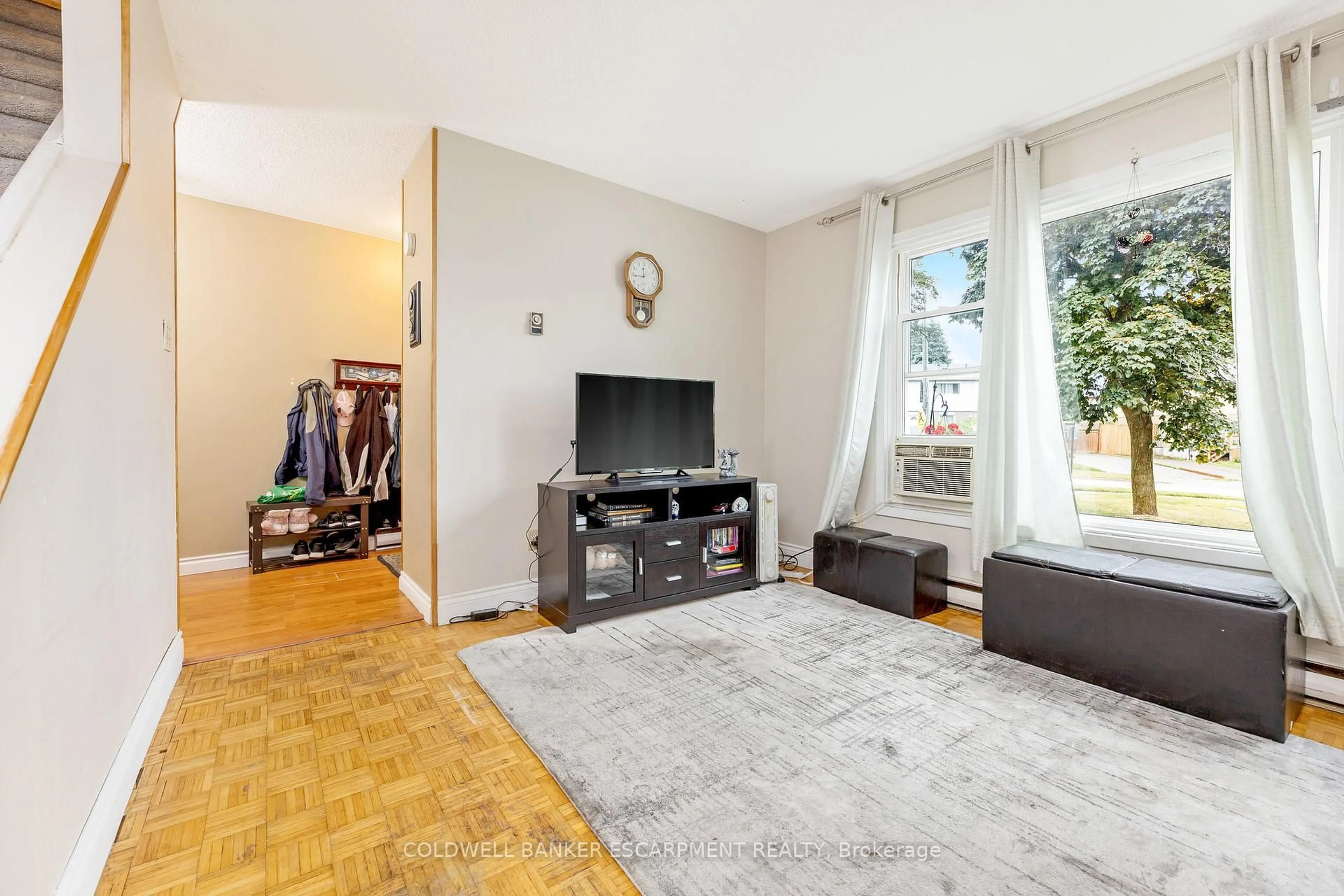 A pic of a room for 9 Kingham Rd, Halton Hills Ontario L7J 1S3