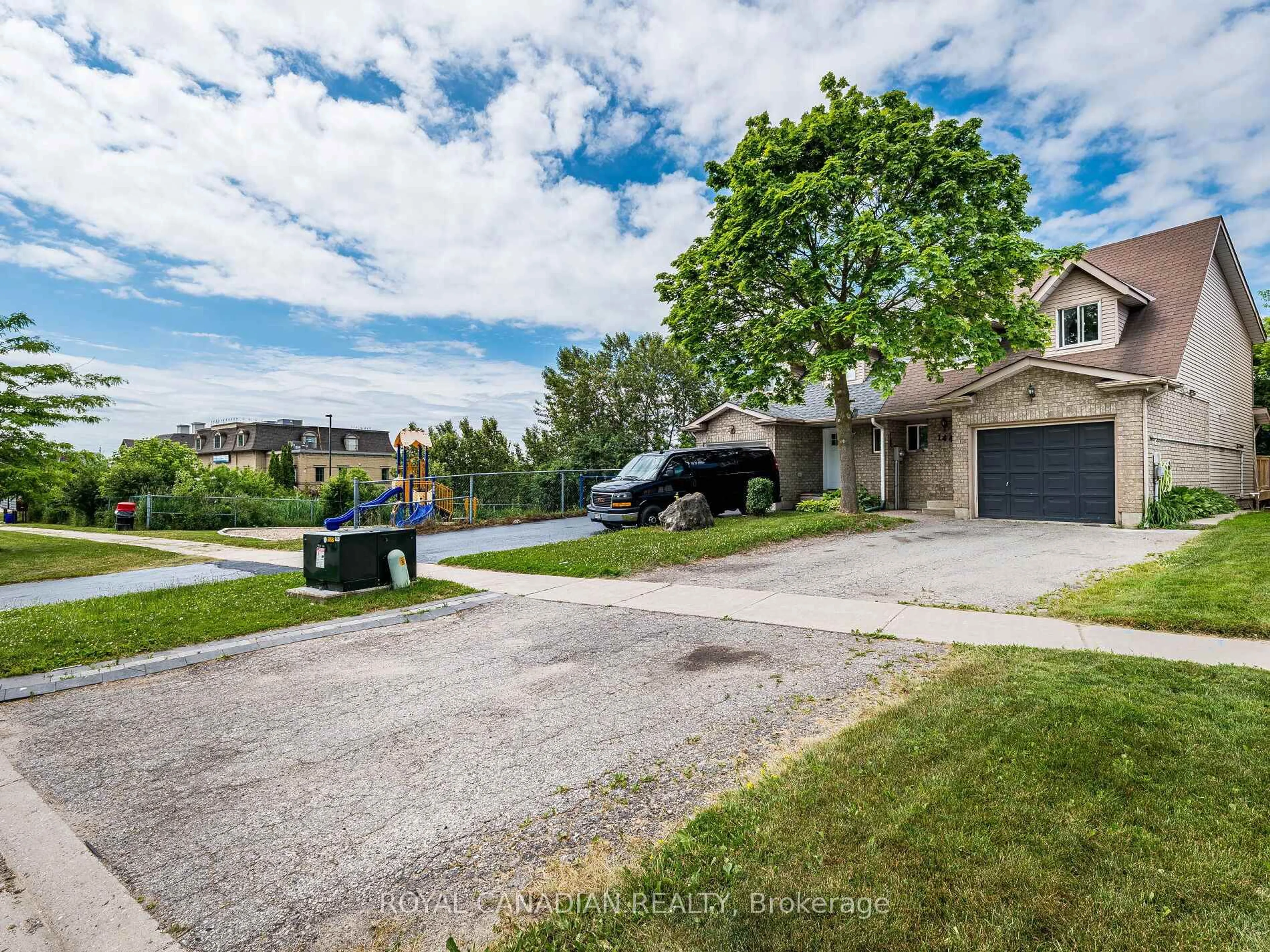 A pic from outside/outdoor area/front of a property/back of a property/a pic from drone, street for 144 Lakeview Crt, Orangeville Ontario L9W 4P3