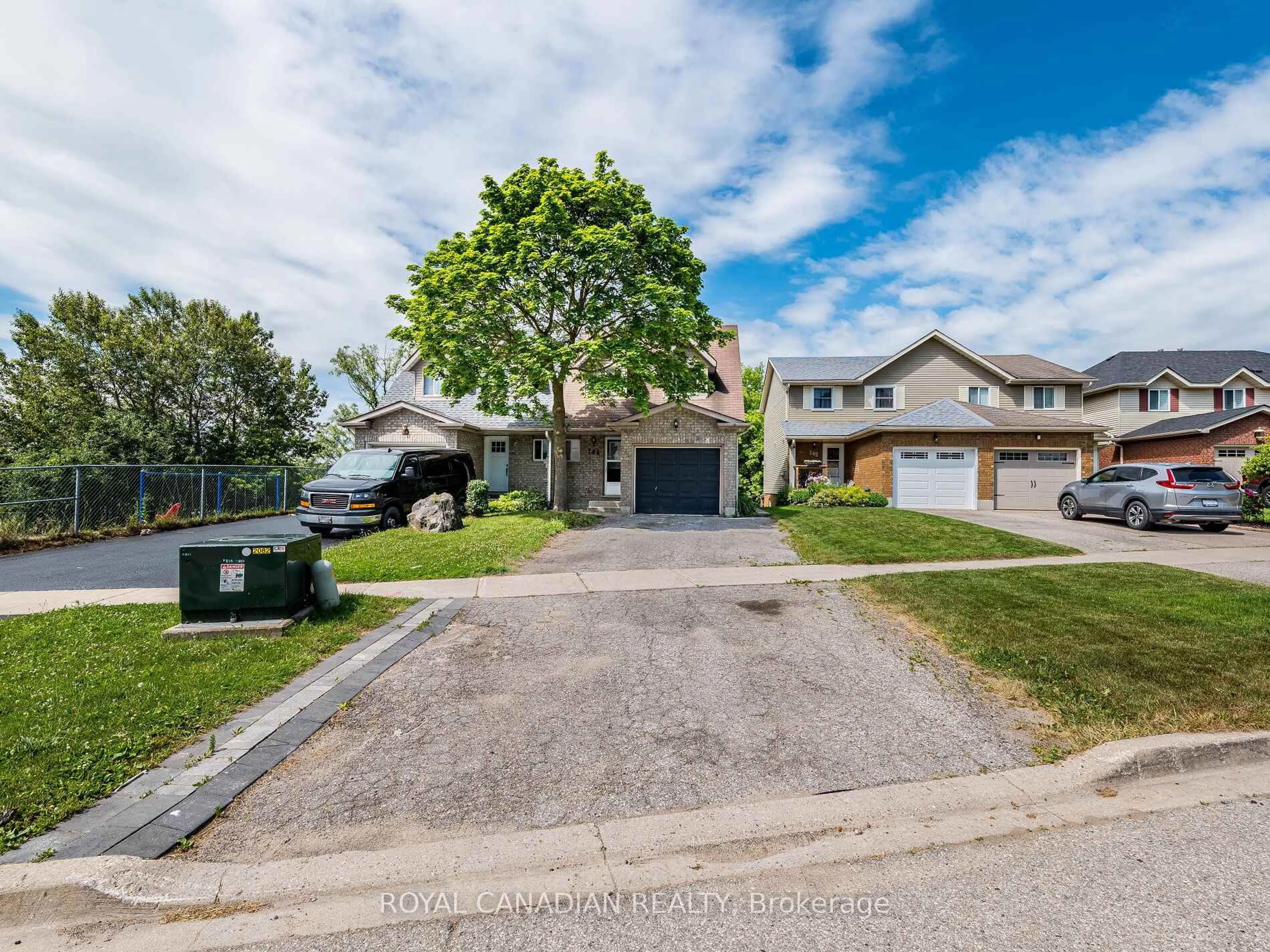 A pic from outside/outdoor area/front of a property/back of a property/a pic from drone, street for 144 Lakeview Crt, Orangeville Ontario L9W 4P3