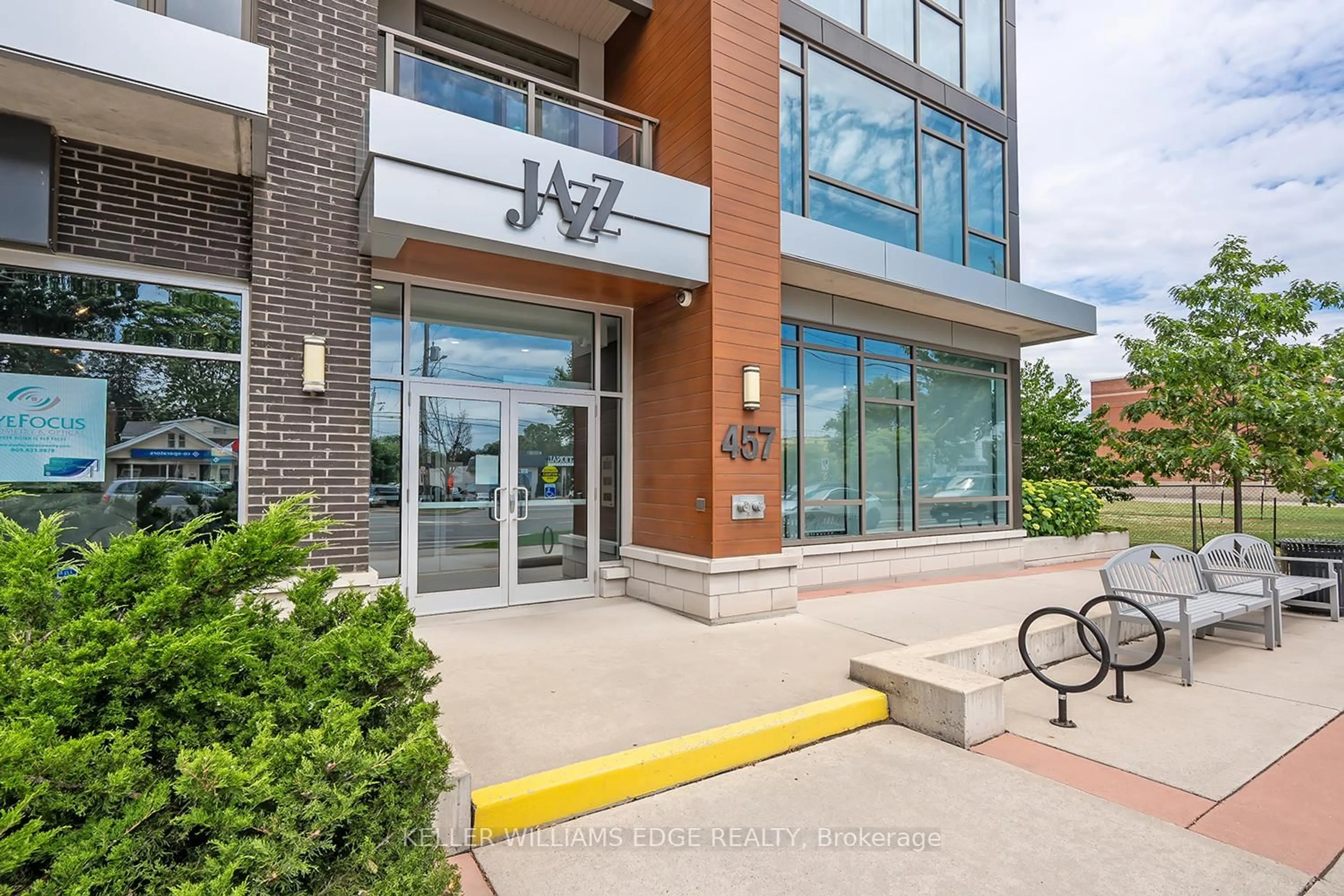 Indoor foyer for 457 Plains Rd #302, Burlington Ontario L7T 0B8