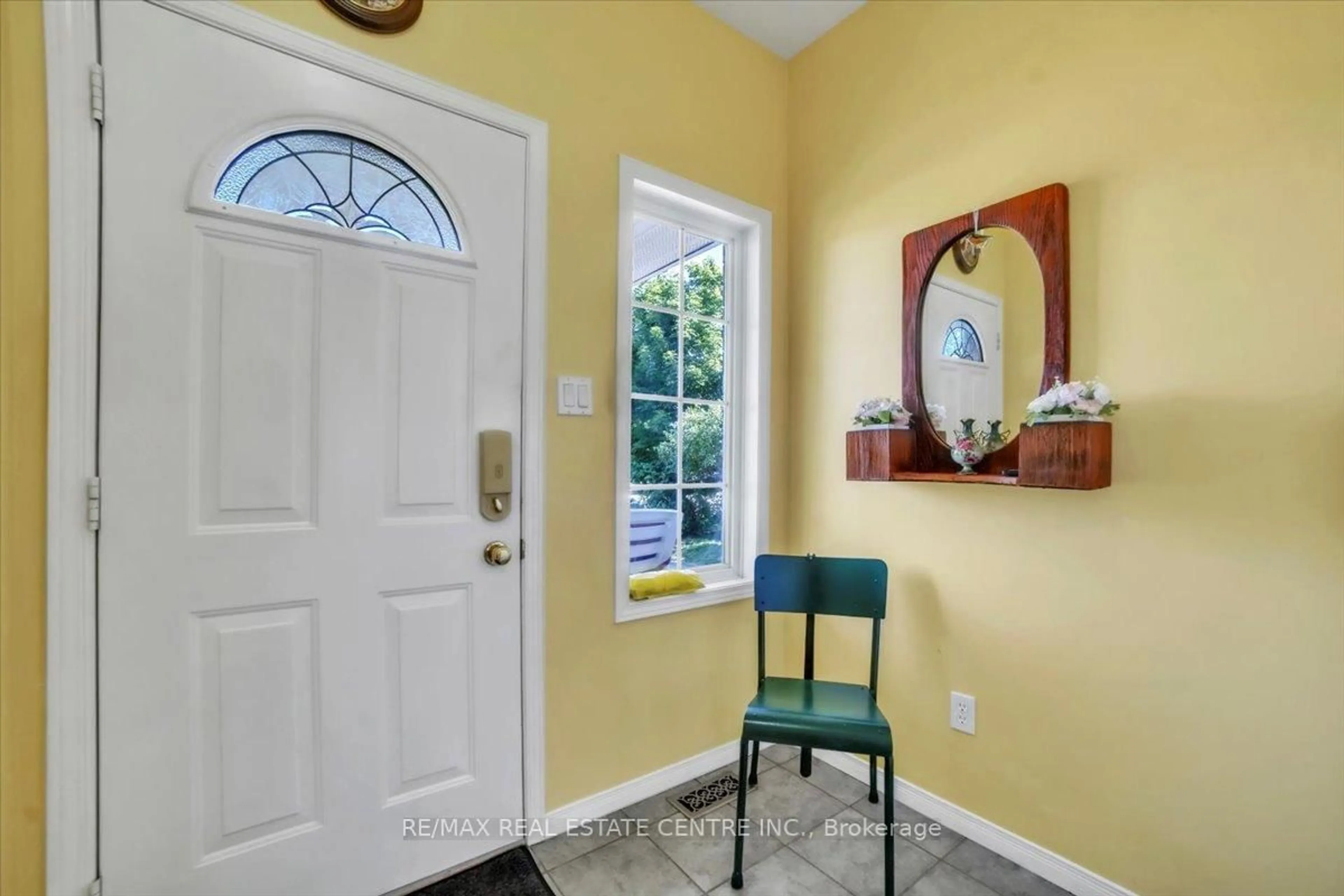 Indoor entryway for 35 Cameron Crt, Orangeville Ontario L9W 5G8