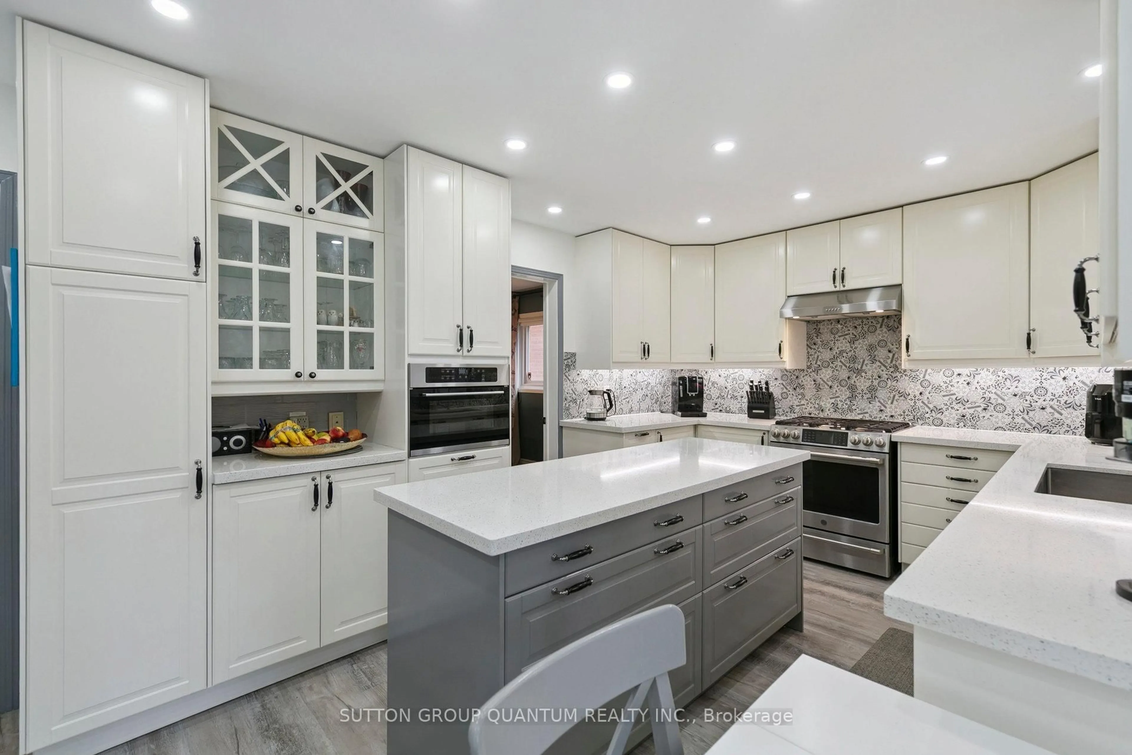 Contemporary kitchen, ceramic/tile floor for 3523 Pintail Circ, Mississauga Ontario L5N 6C8