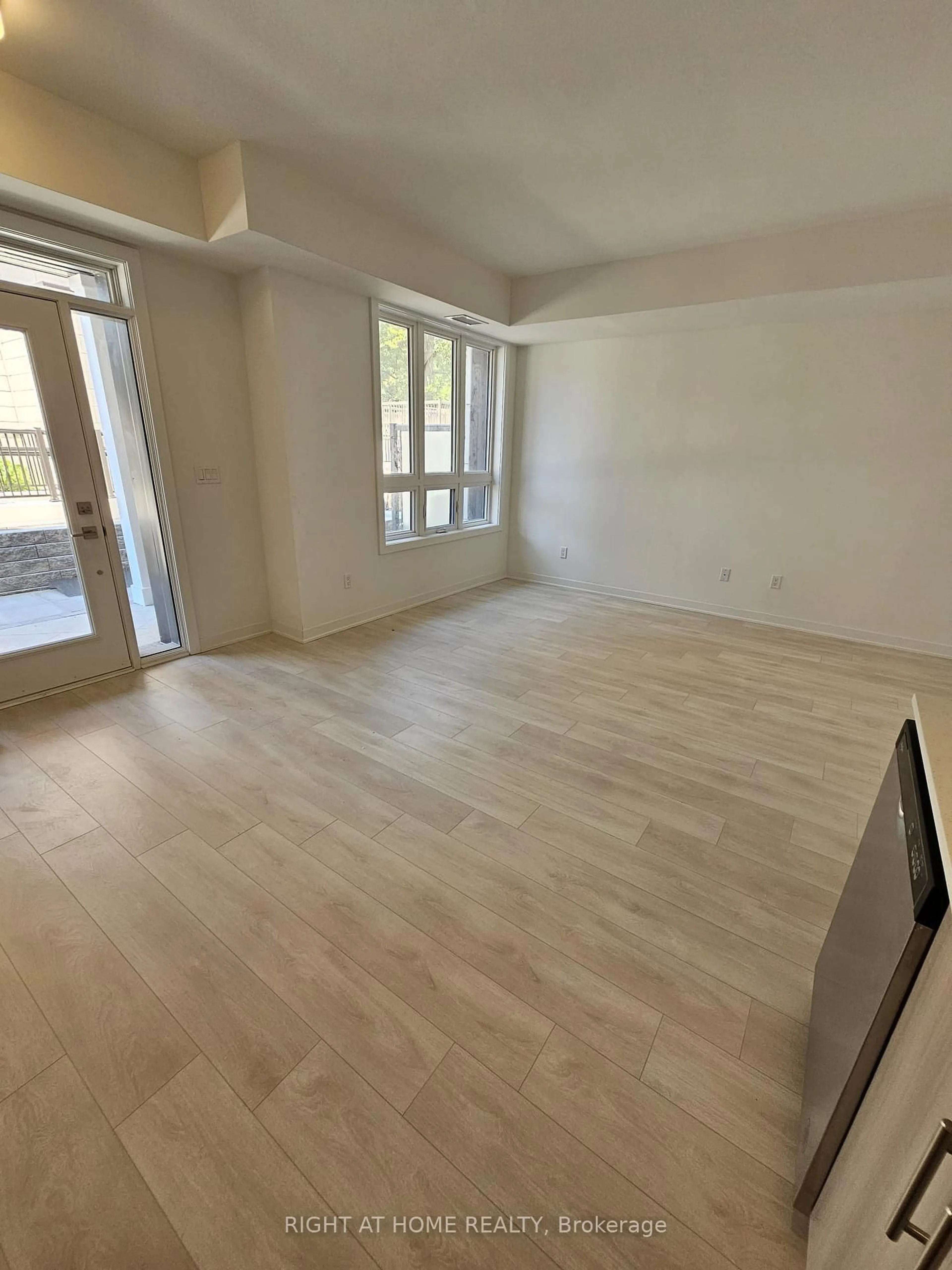 A pic of a room for 4017 Hickory Dr #5, Mississauga Ontario L4W 1L1